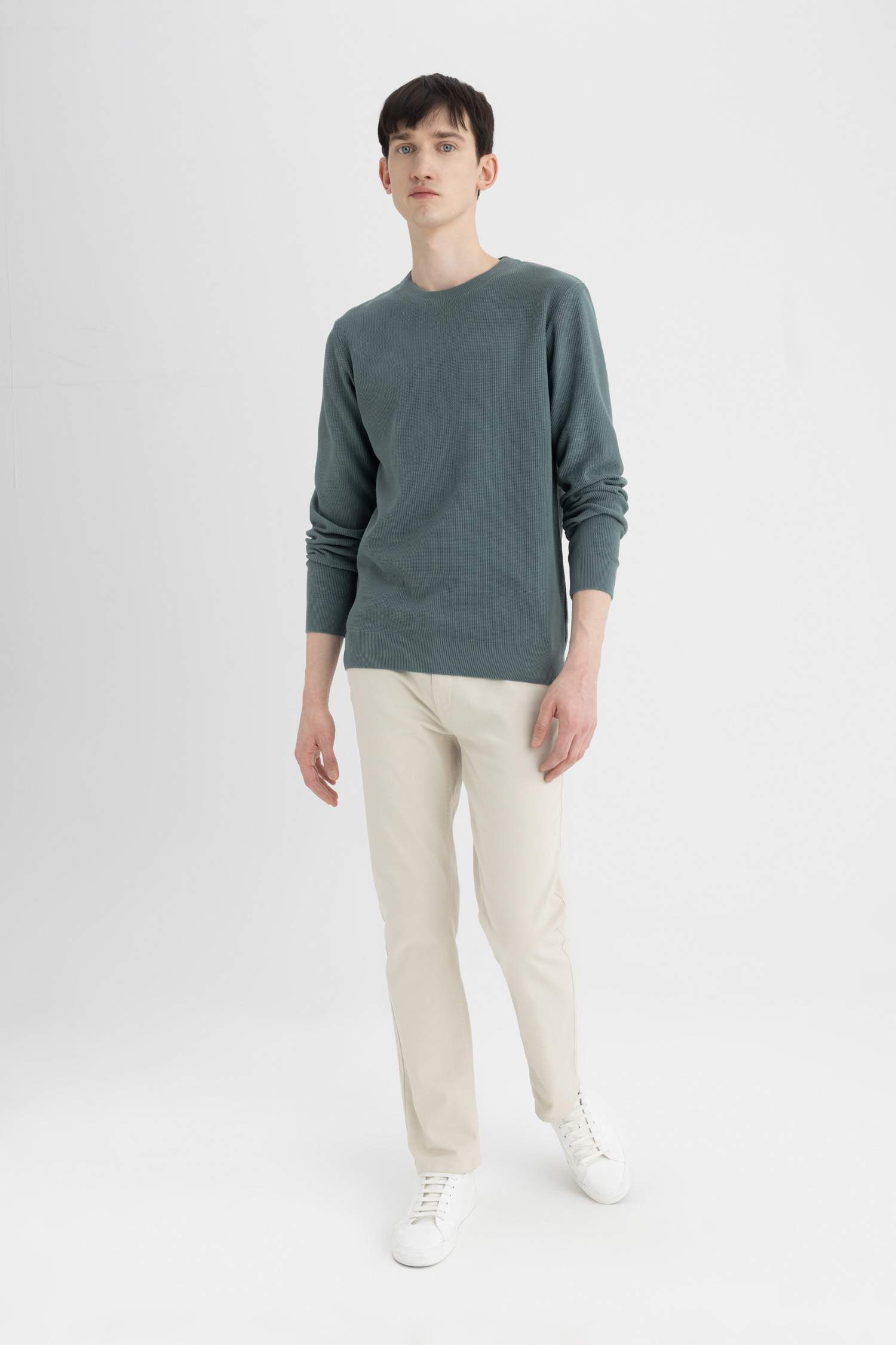 Свитер стандартного кроя с круглым вырезом