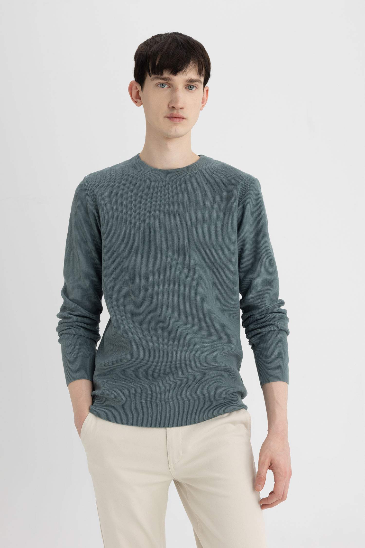 Свитер стандартного кроя с круглым вырезом