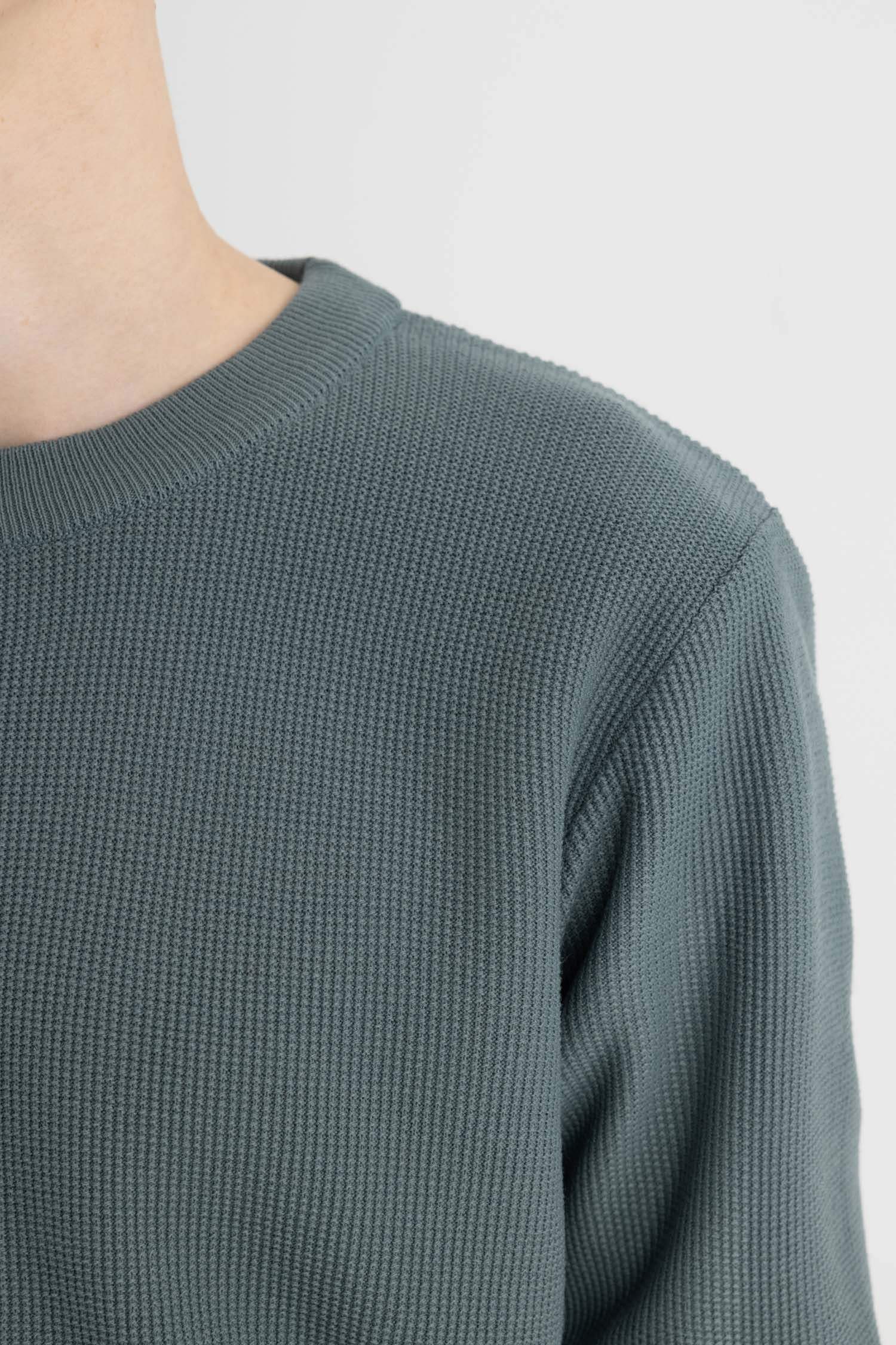 Свитер стандартного кроя с круглым вырезом