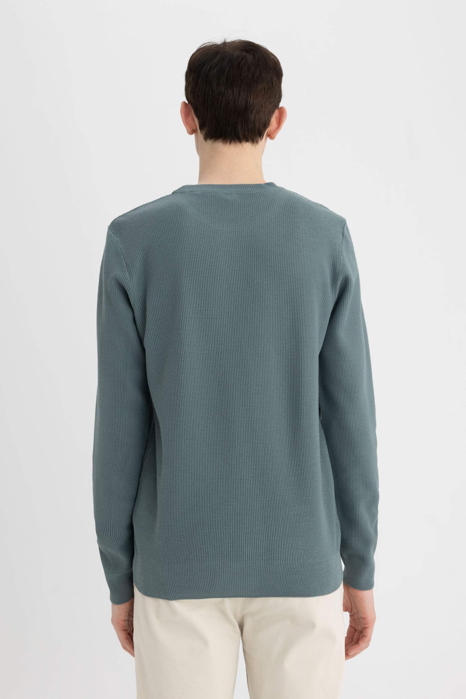 Свитер стандартного кроя с круглым вырезом