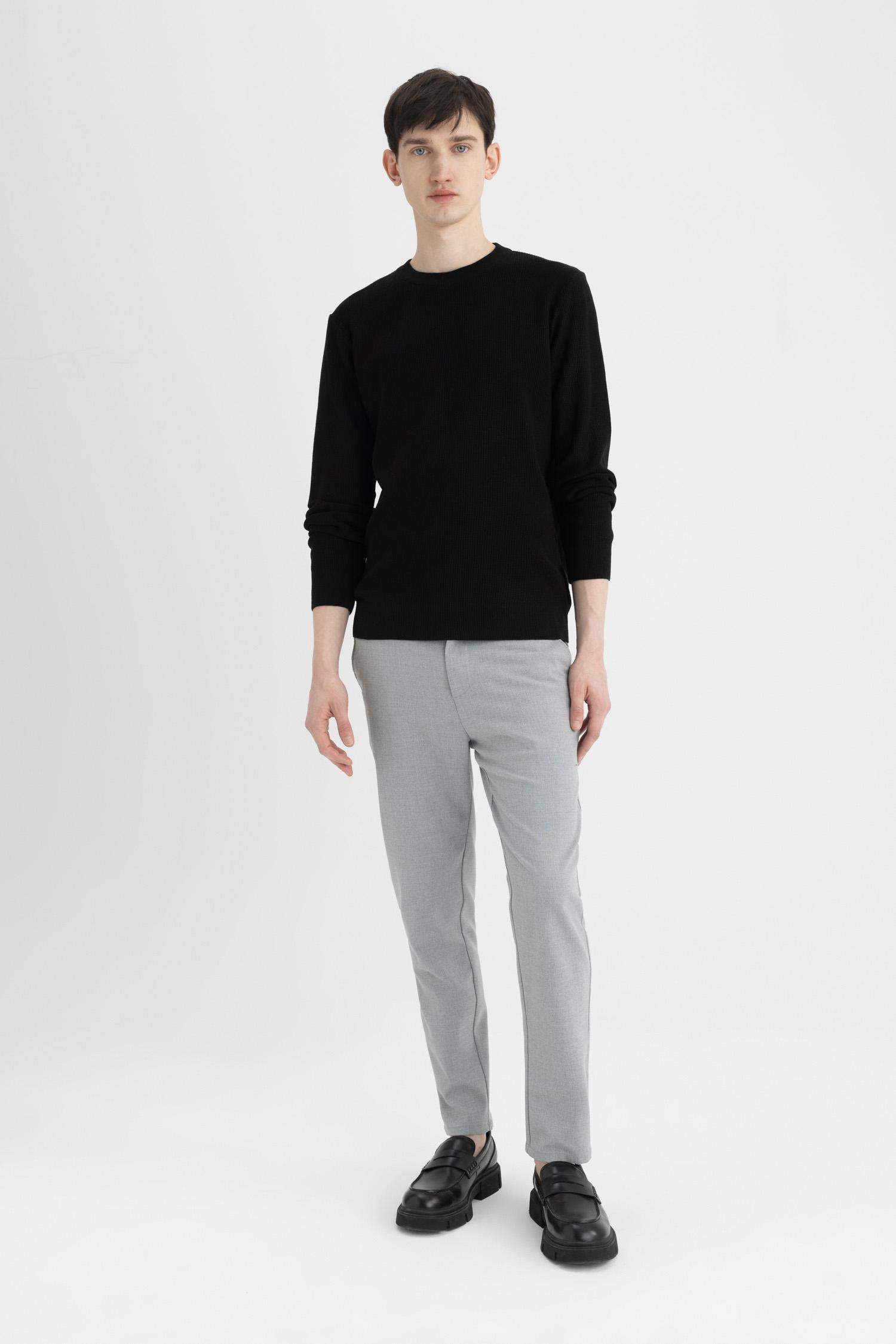 Свитер стандартного кроя с круглым вырезом