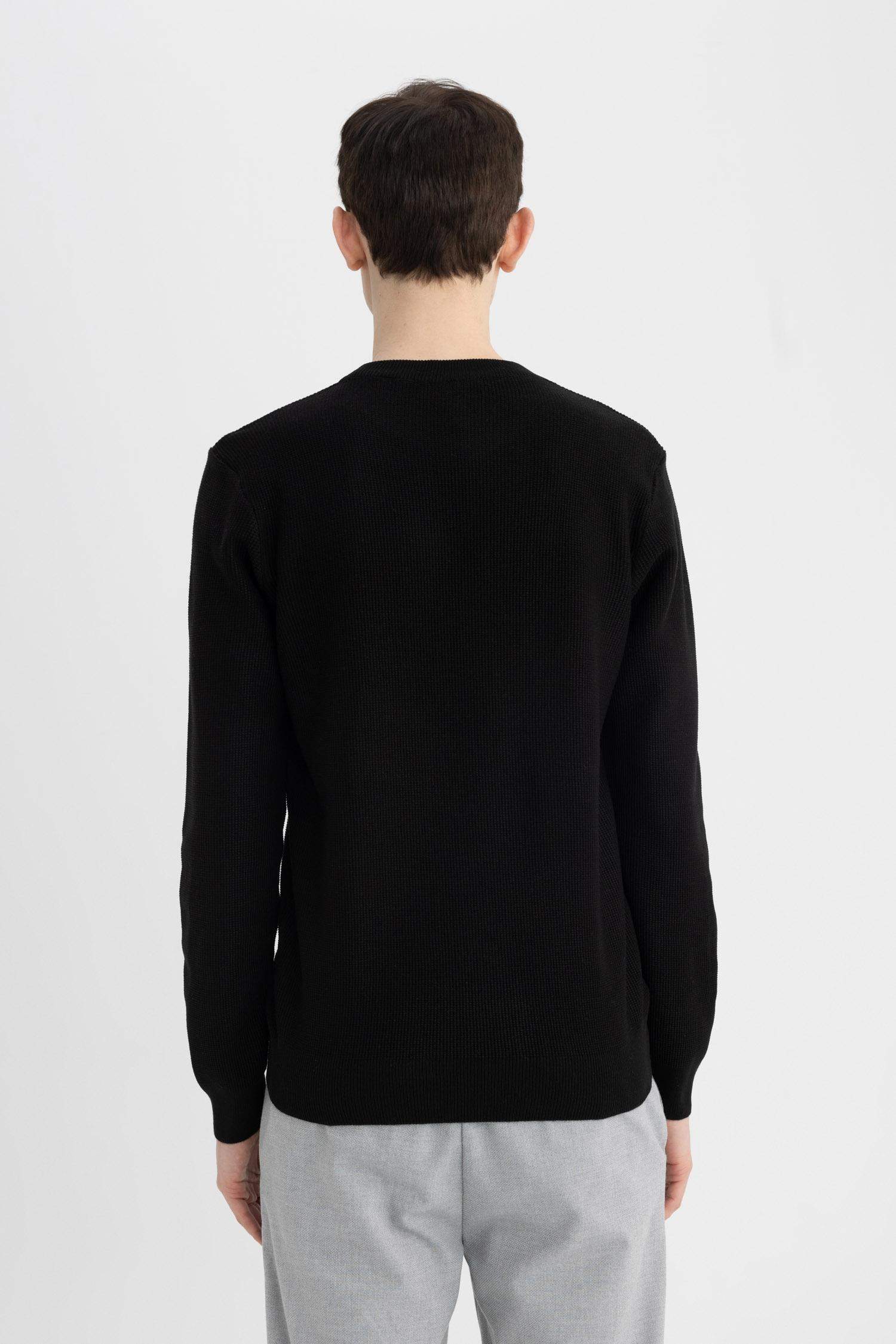 Свитер стандартного кроя с круглым вырезом