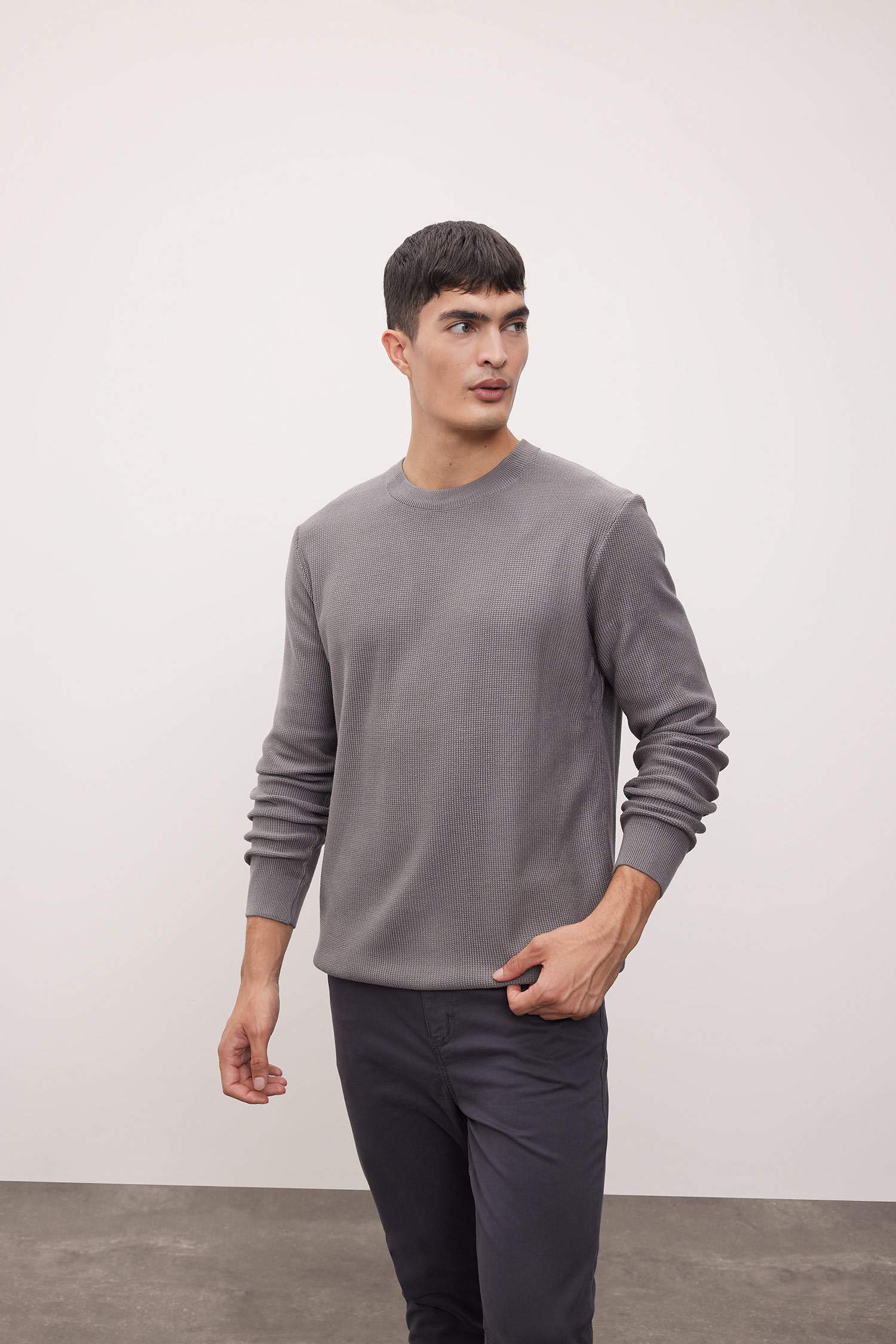 بلوفر قطن قصة عادية برقبة مستديرة