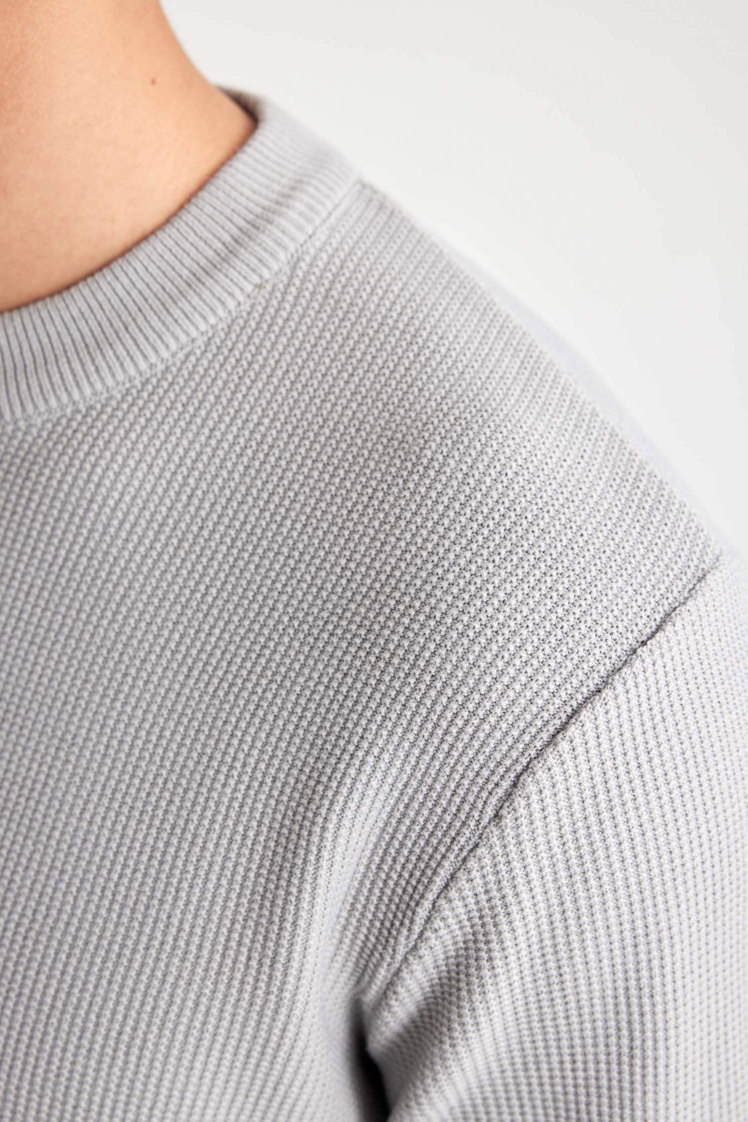 بلوفر تريكو قصة عادية برقبة مستديرة