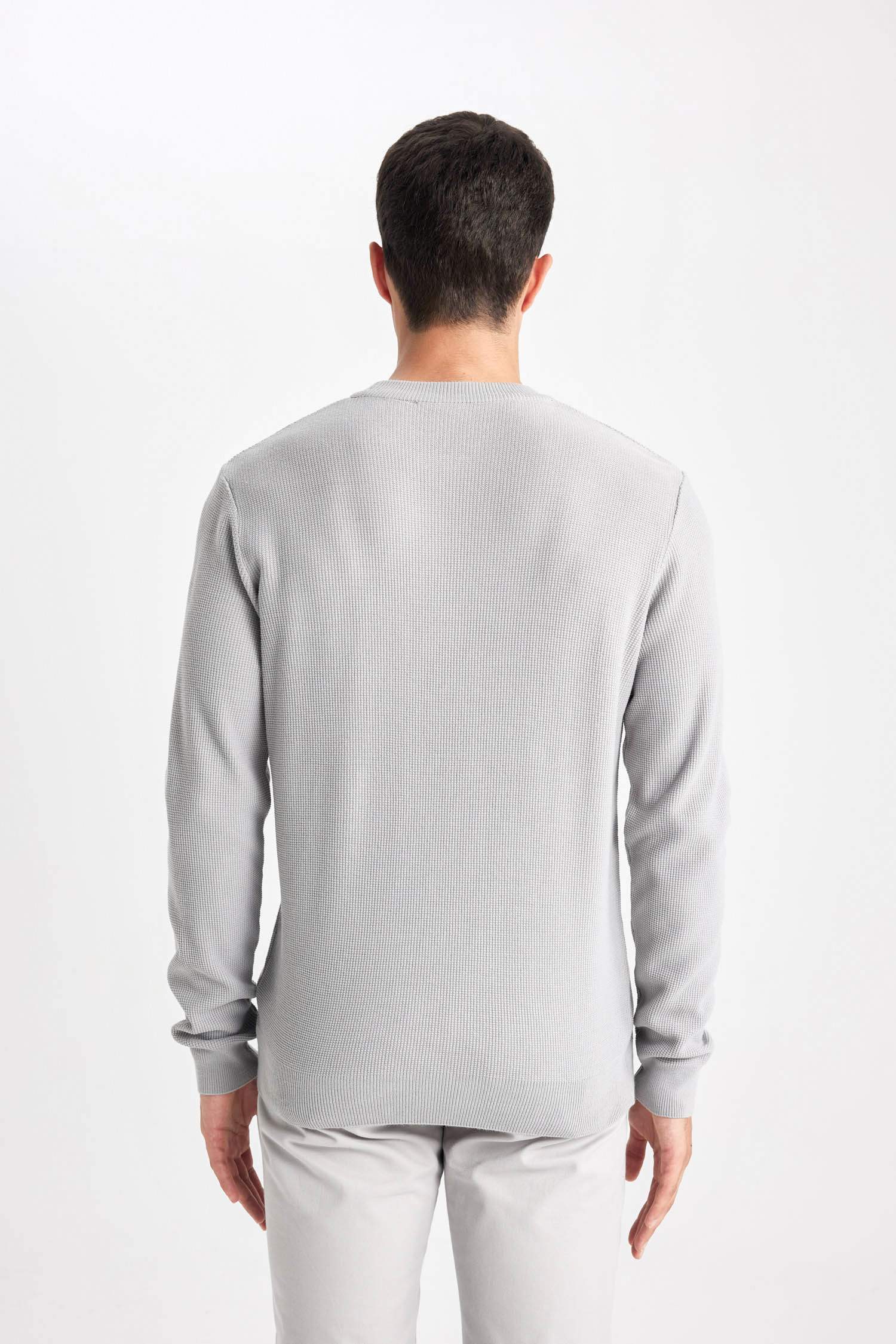 بلوفر تريكو قصة عادية برقبة مستديرة