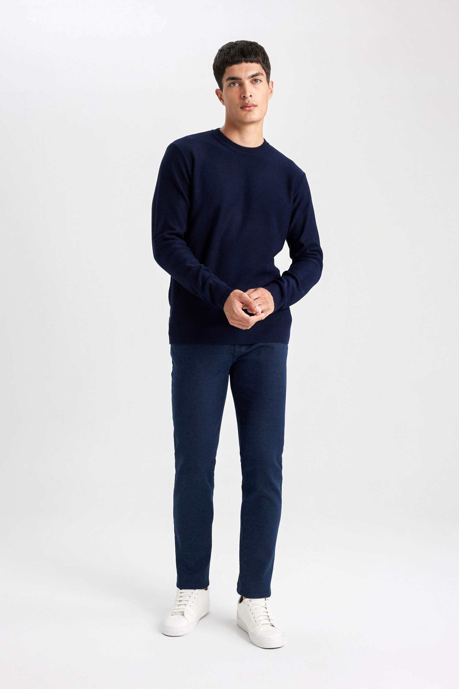 Standard Fit Crew Neck Knitted Pullover
