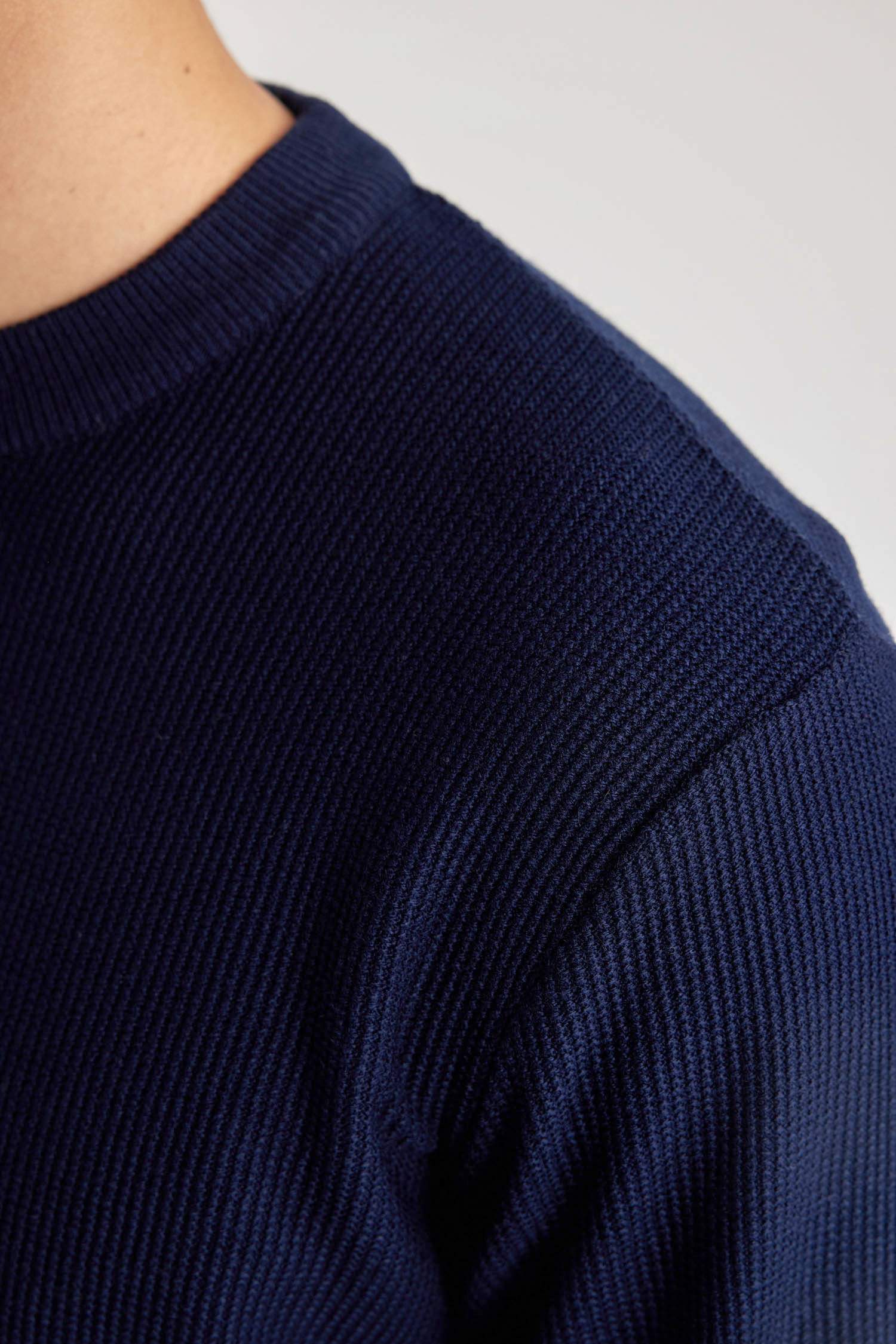 Standard Fit Crew Neck Knitted Pullover