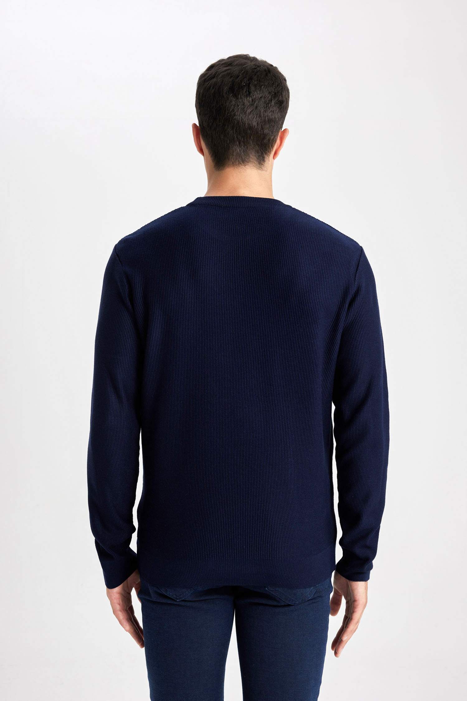 Standard Fit Crew Neck Knitted Pullover