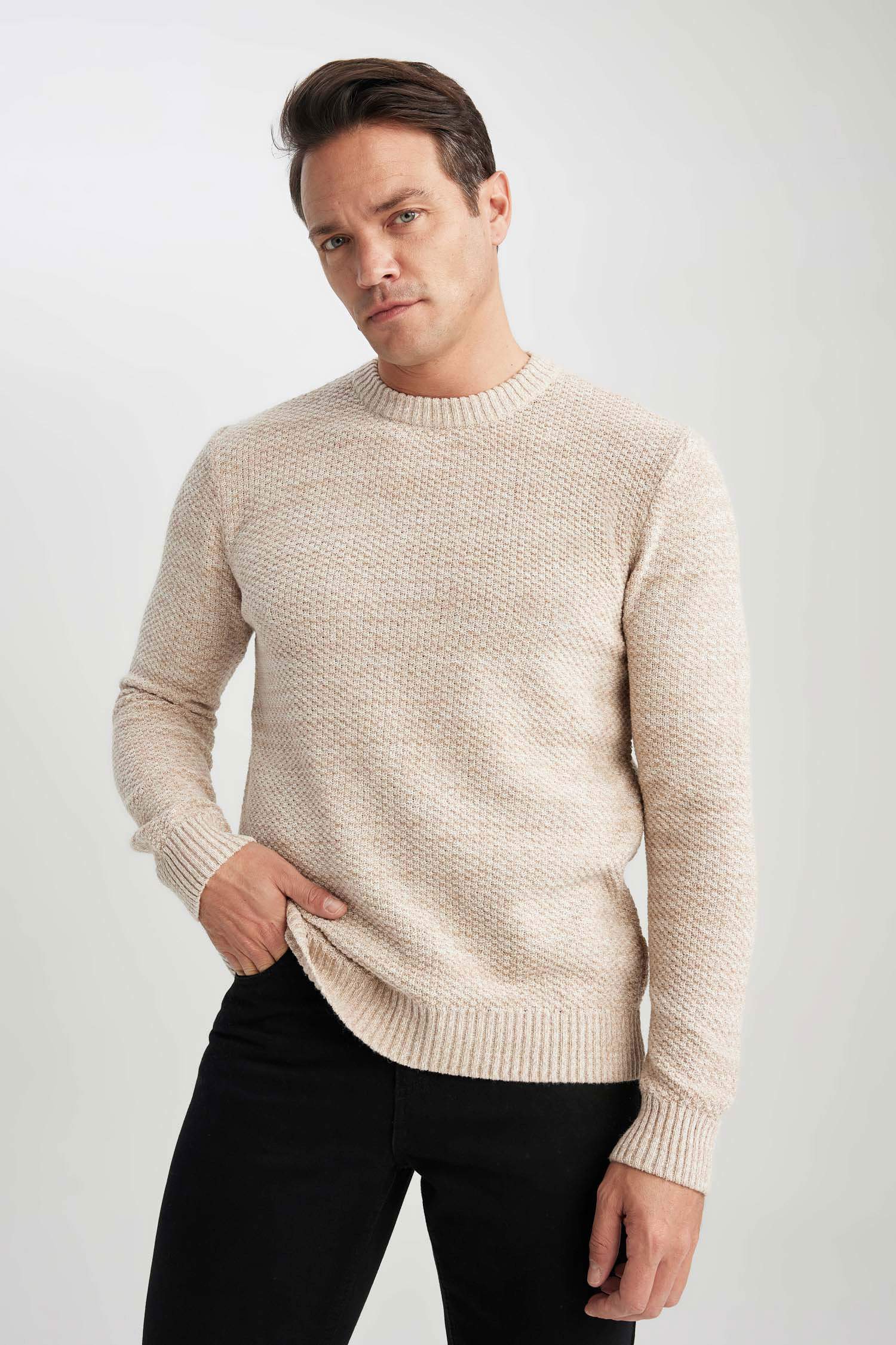 Пуловер стандартного кроя с круглым вырезом из трикотажа для мужчин