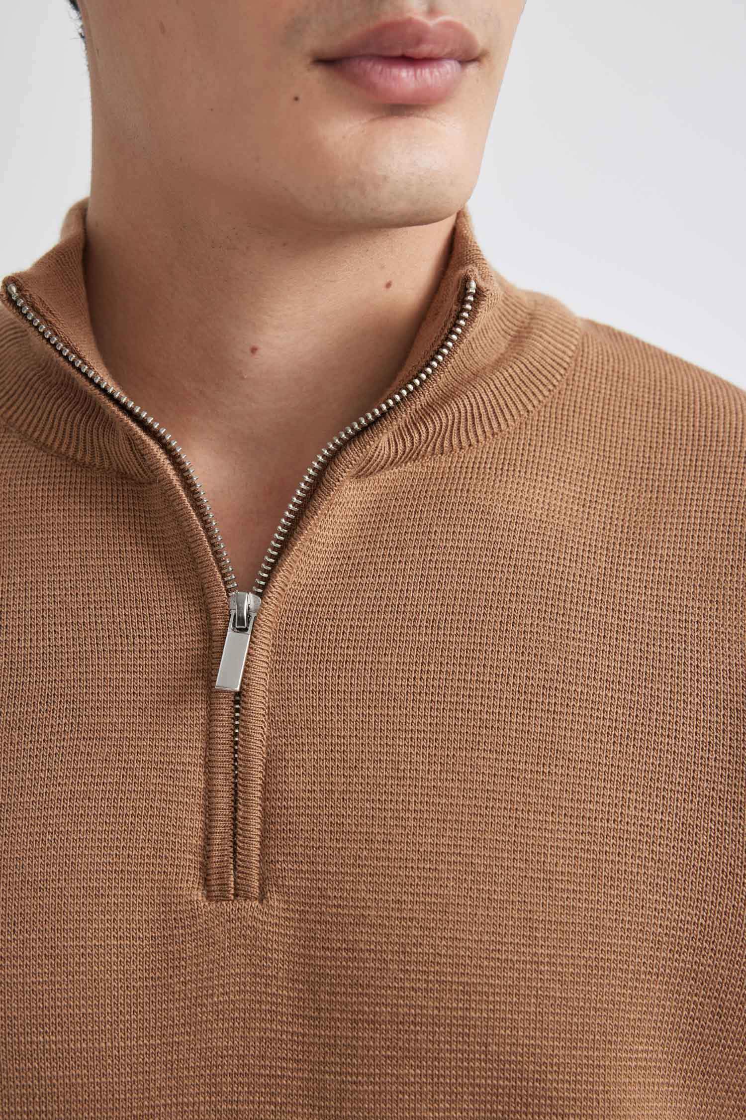 Man Standard Fit Zippered Basic Knitted Pullover