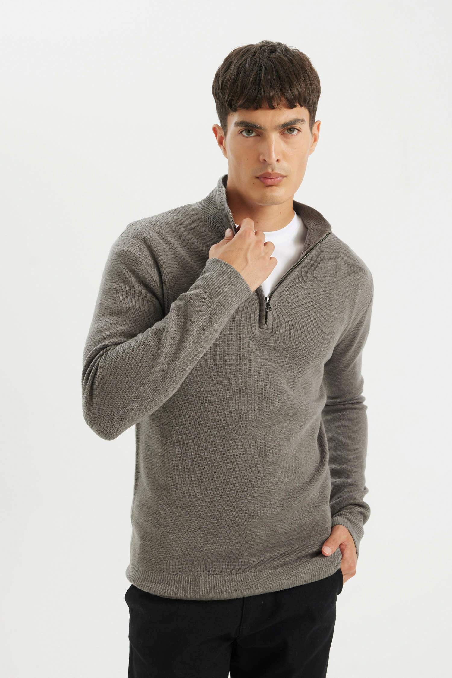 بلوفر تريكو بيزك قصة عادية بياقة نص بسوسته