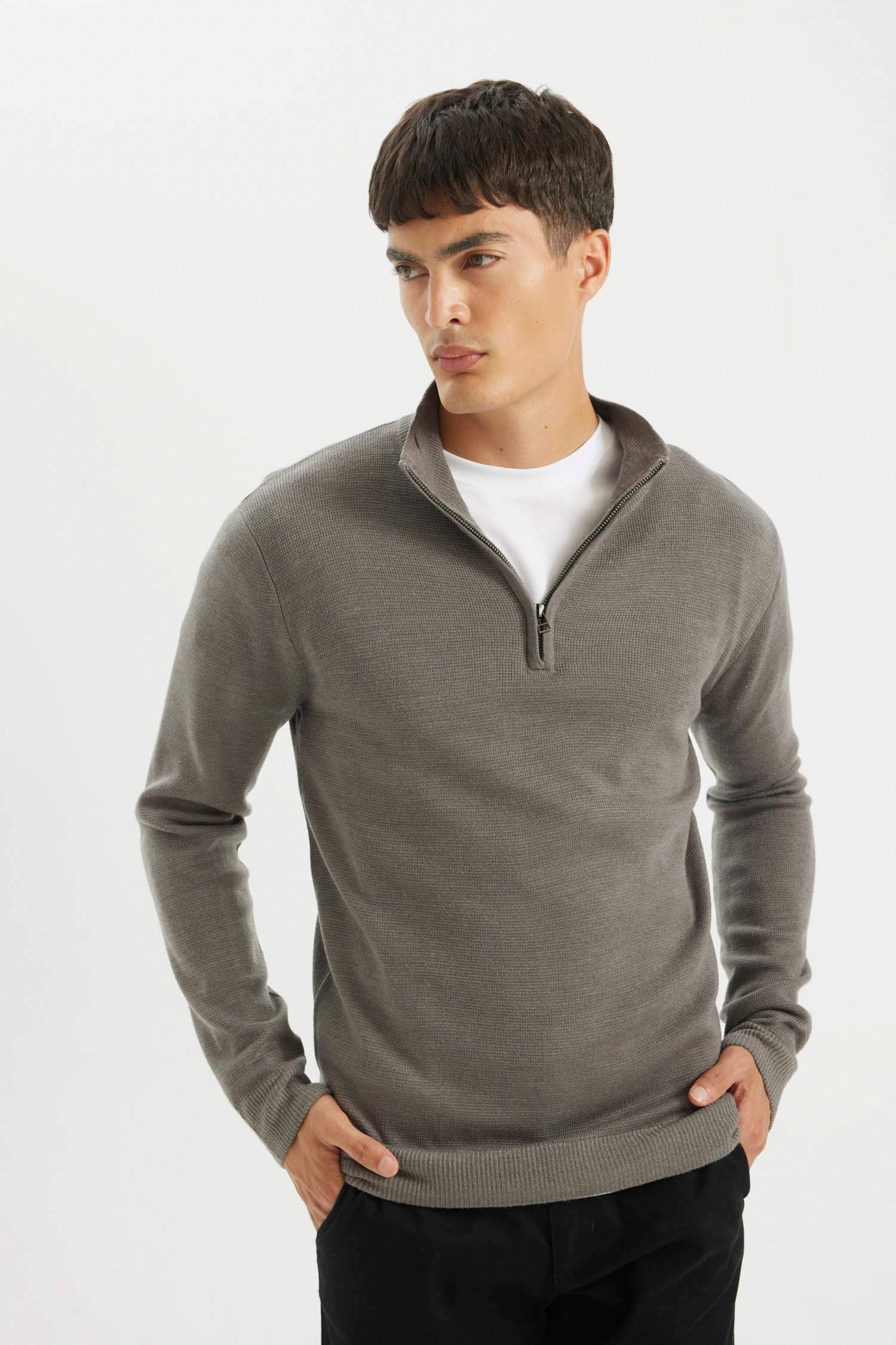 بلوفر تريكو بيزك قصة عادية بياقة نص بسوسته