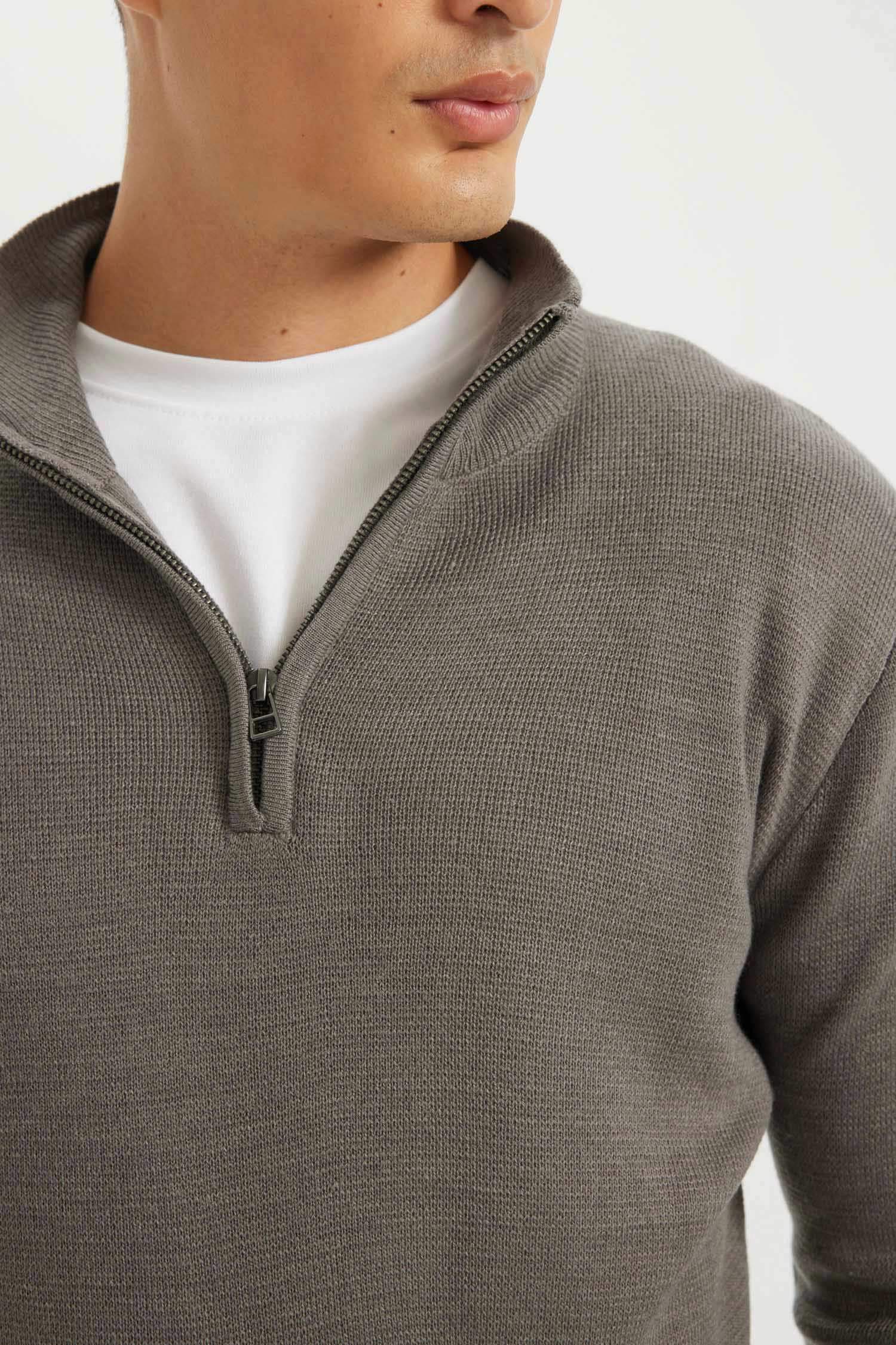 بلوفر تريكو بيزك قصة عادية بياقة نص بسوسته