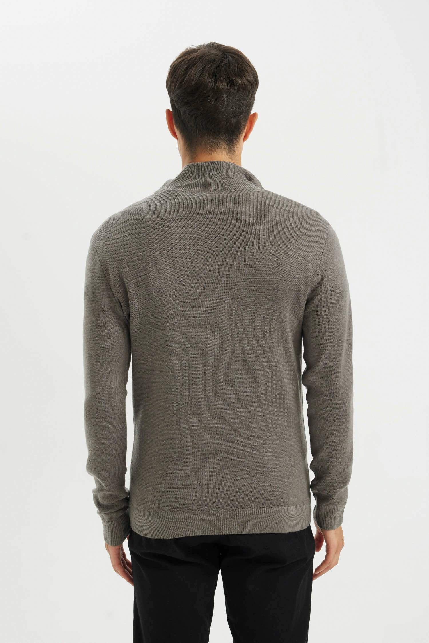 بلوفر تريكو بيزك قصة عادية بياقة نص بسوسته