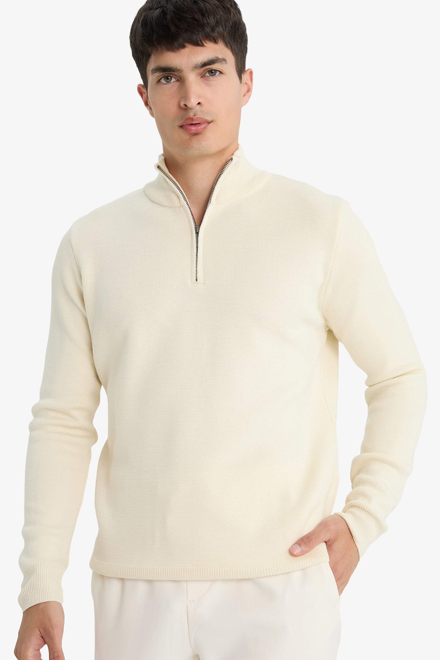 Pull tricot à coupe standard et col montant