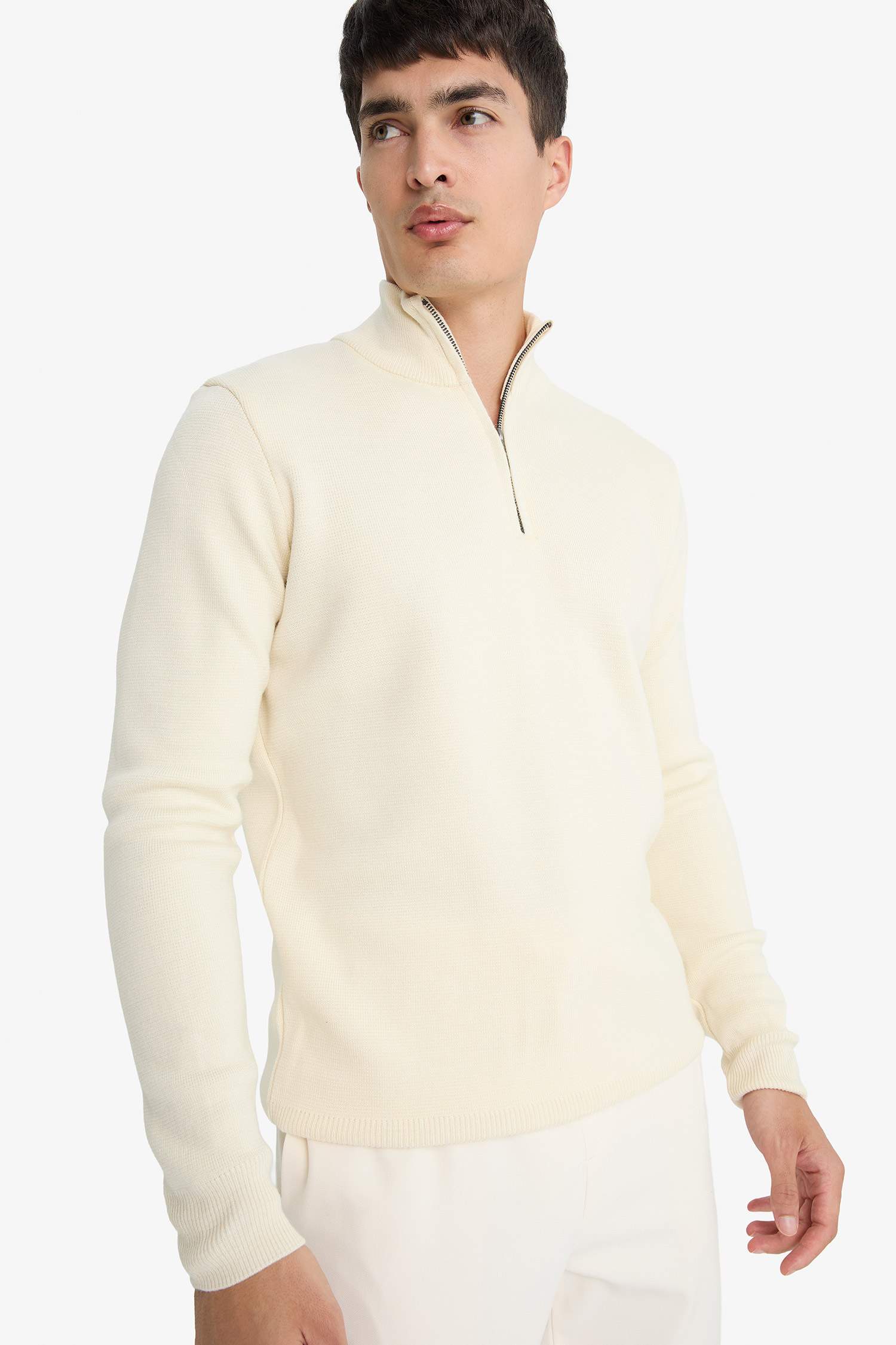 Pull tricot à coupe standard et col montant