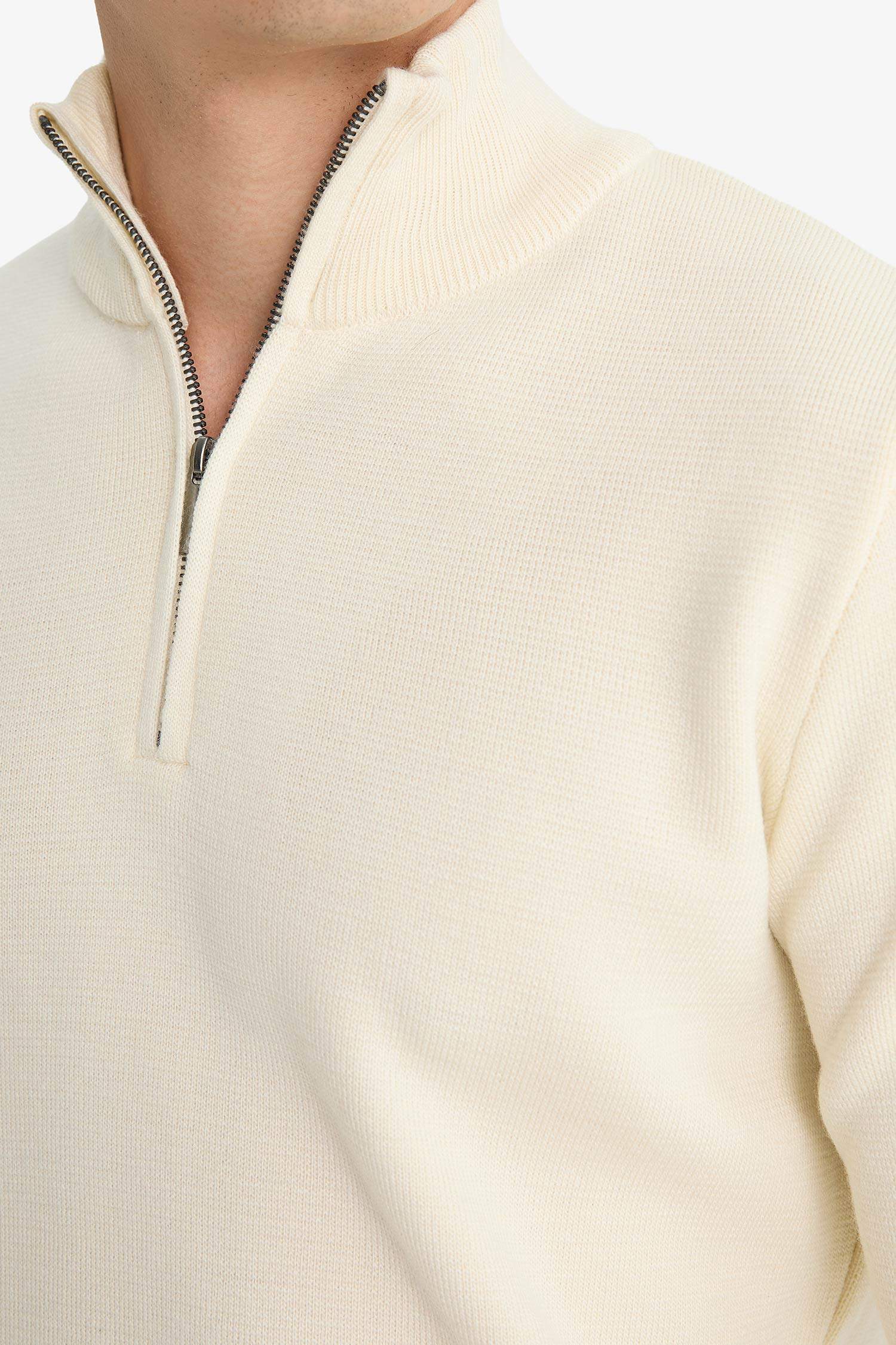 Pull tricot à coupe standard et col montant