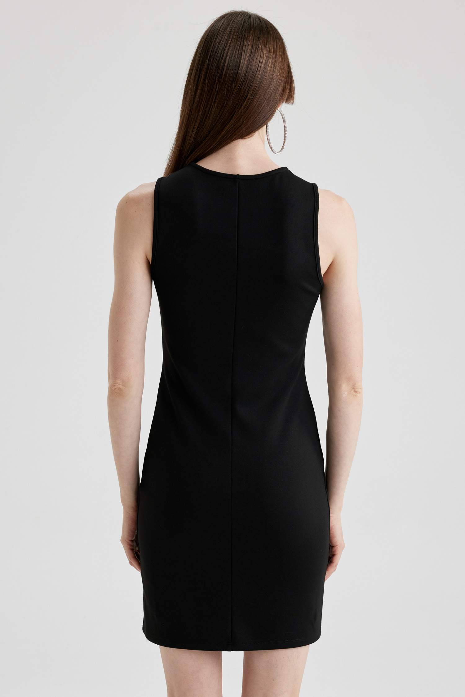 فستان ميدي بديكون بدون بأكمام برقبة مستديرة