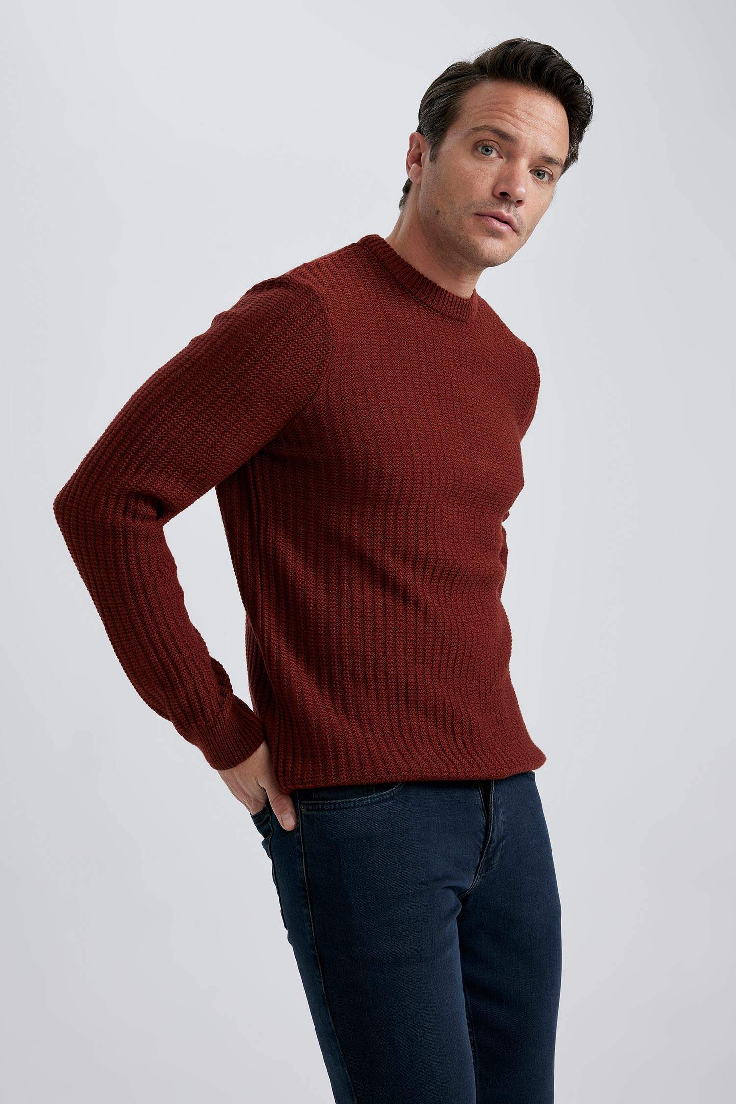 Пуловер стандартного кроя с круглым вырезом из трикотажа для мужчин