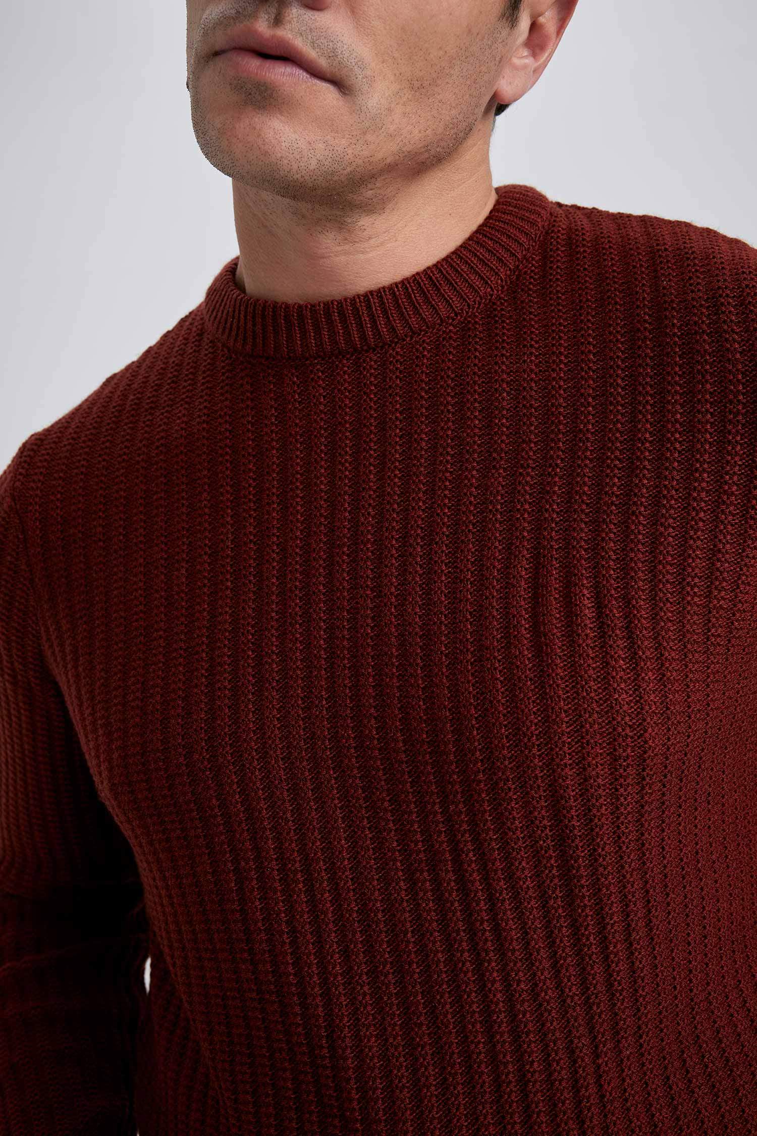 Пуловер стандартного кроя с круглым вырезом из трикотажа для мужчин