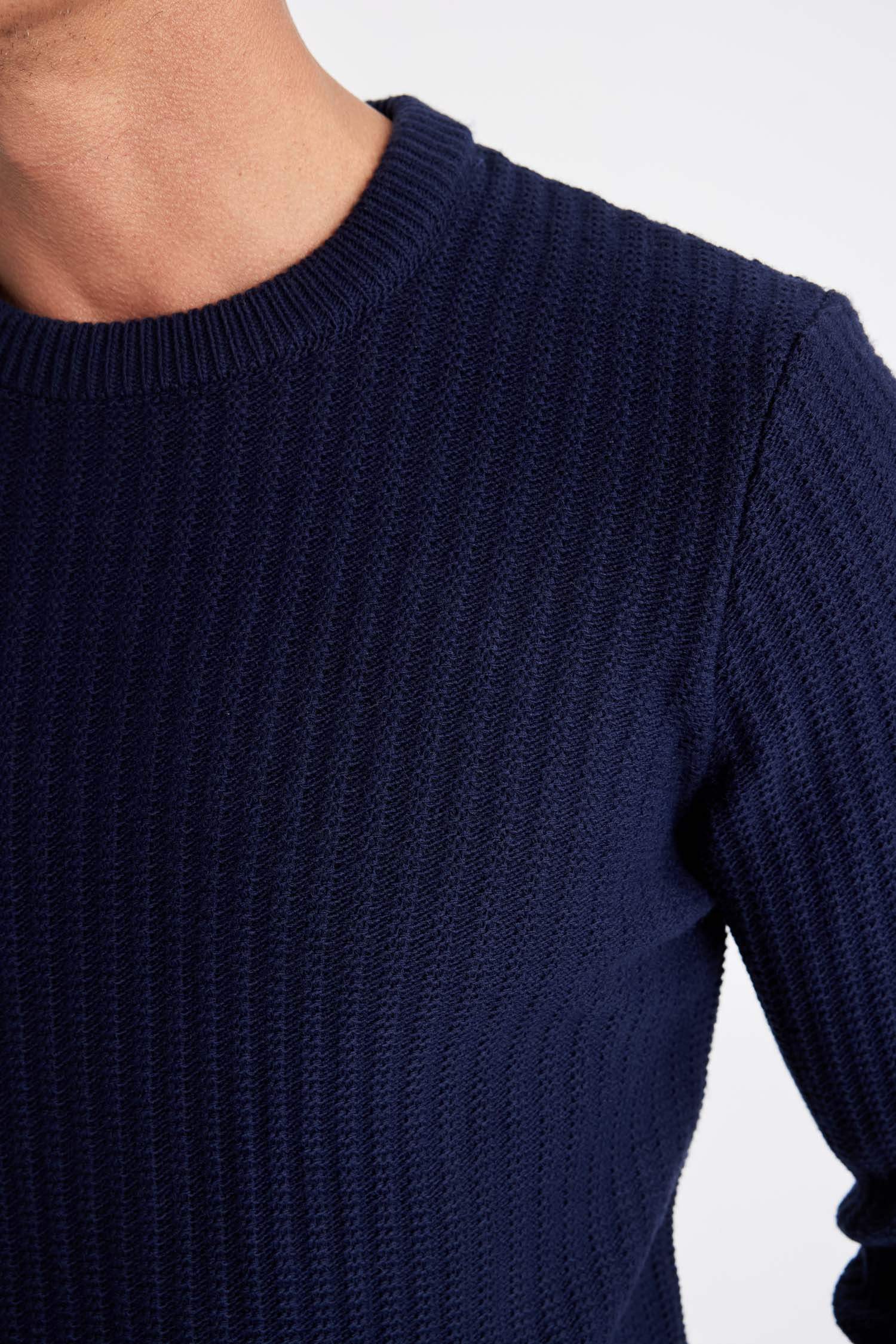 Lacivert Standart Fit Normal Kesim Bisiklet Yaka Jakarlı Triko Kazak