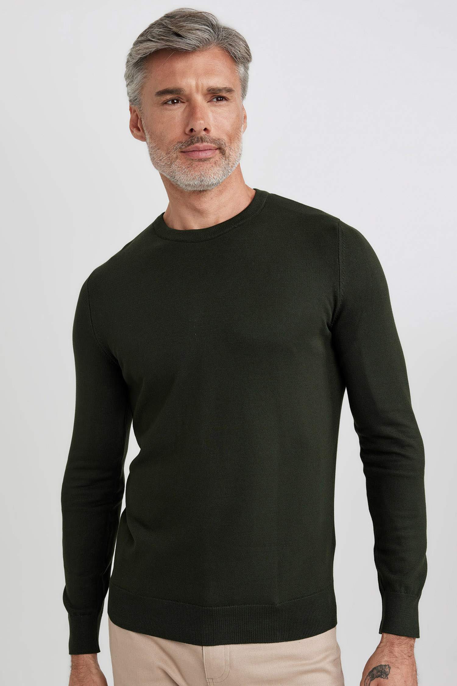 بلوفر تريكو قصة عادية برقبة مستديرة