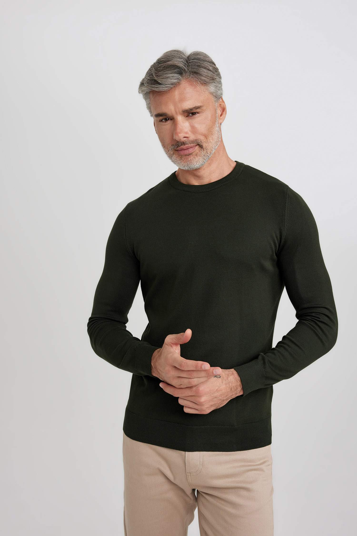 بلوفر تريكو قصة عادية برقبة مستديرة