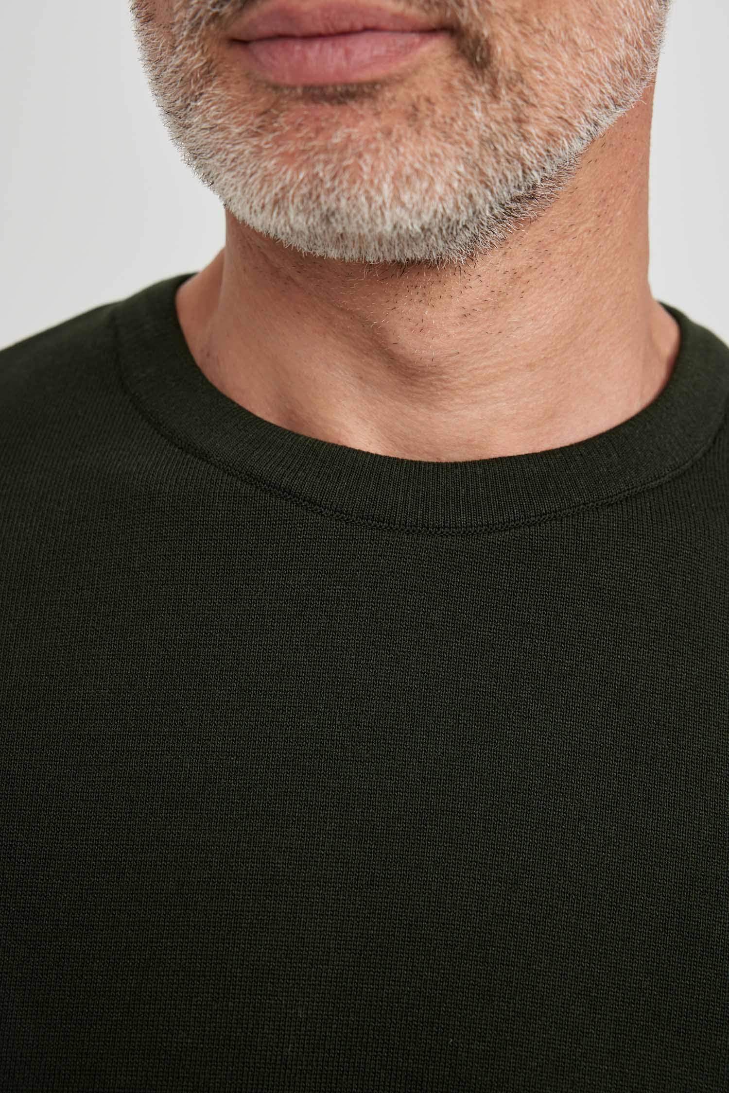 بلوفر تريكو قصة عادية برقبة مستديرة