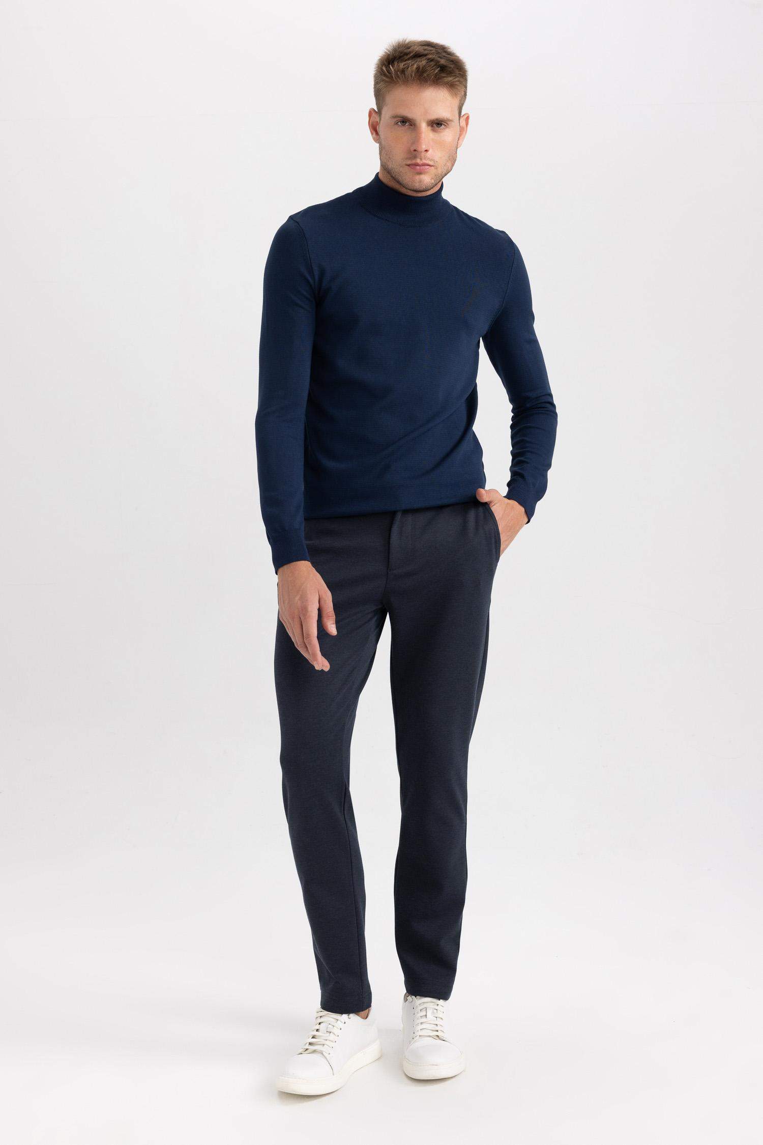 بلوفر تريكو بقصة عادية بنصف ياقة مدورة