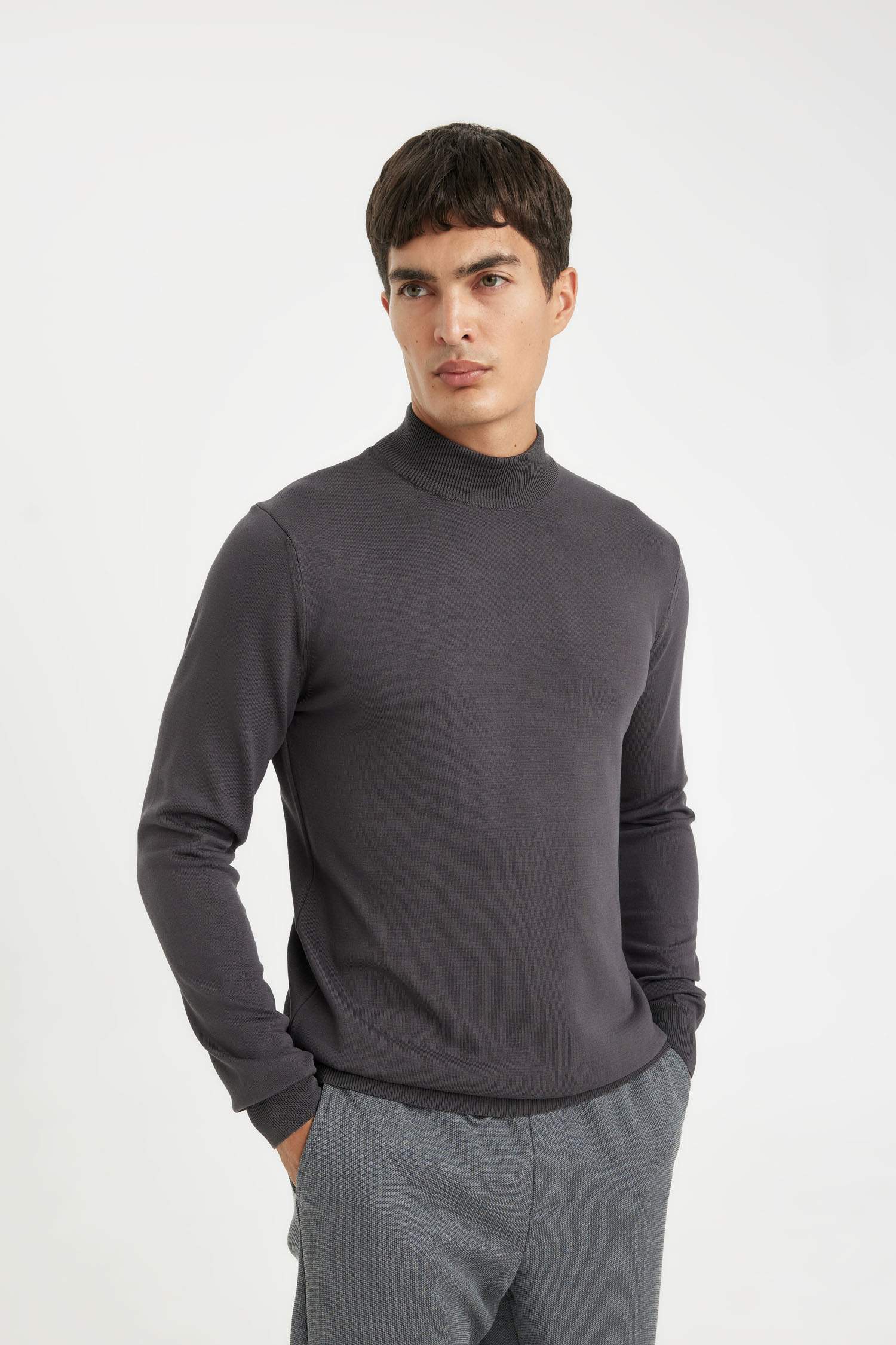 Standart Fit Normal Kesim Yarım Balıkçı Yaka Basic Düz Triko Kazak