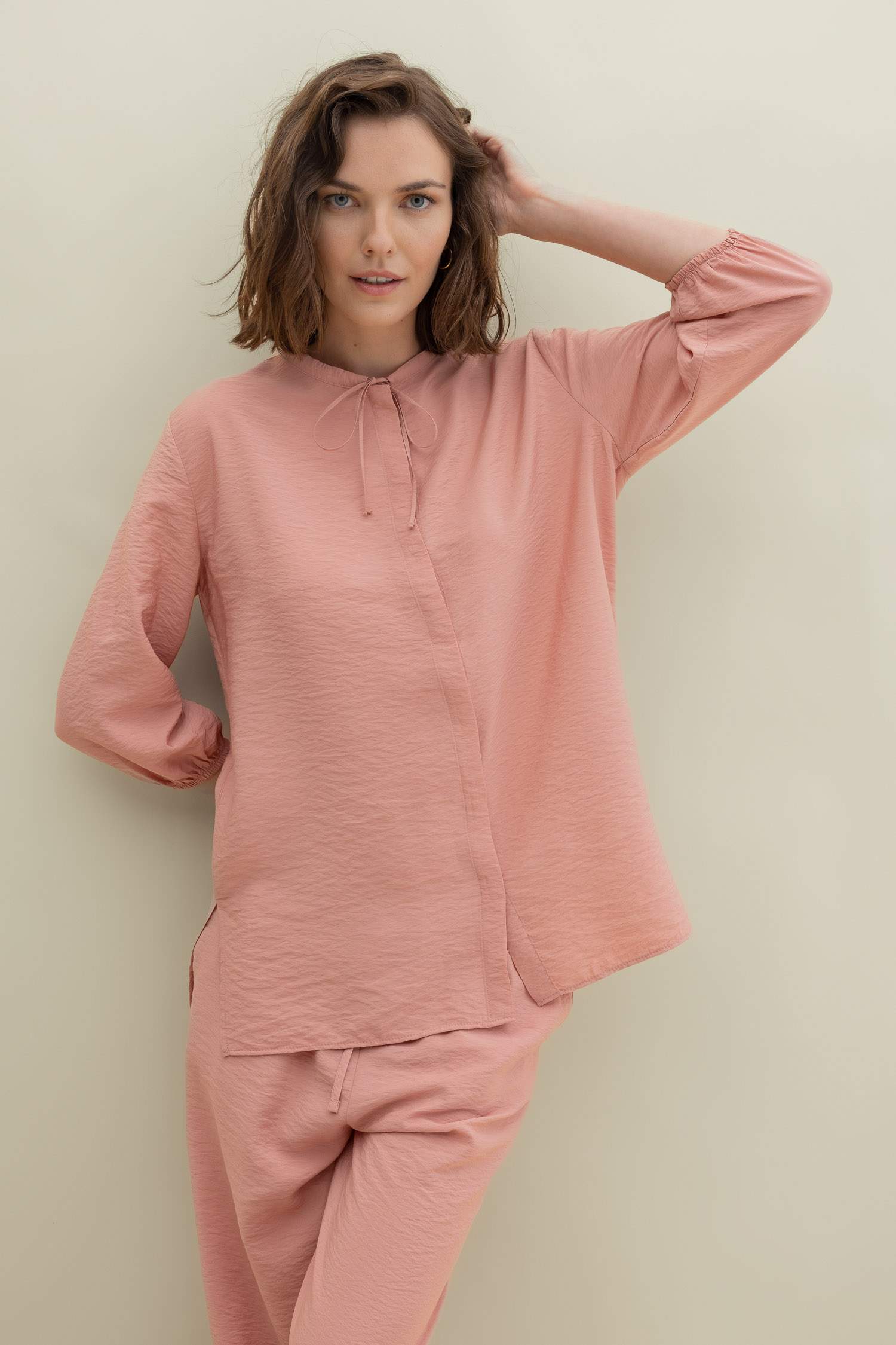 قميص واسع كم طويل برقبة مدورة