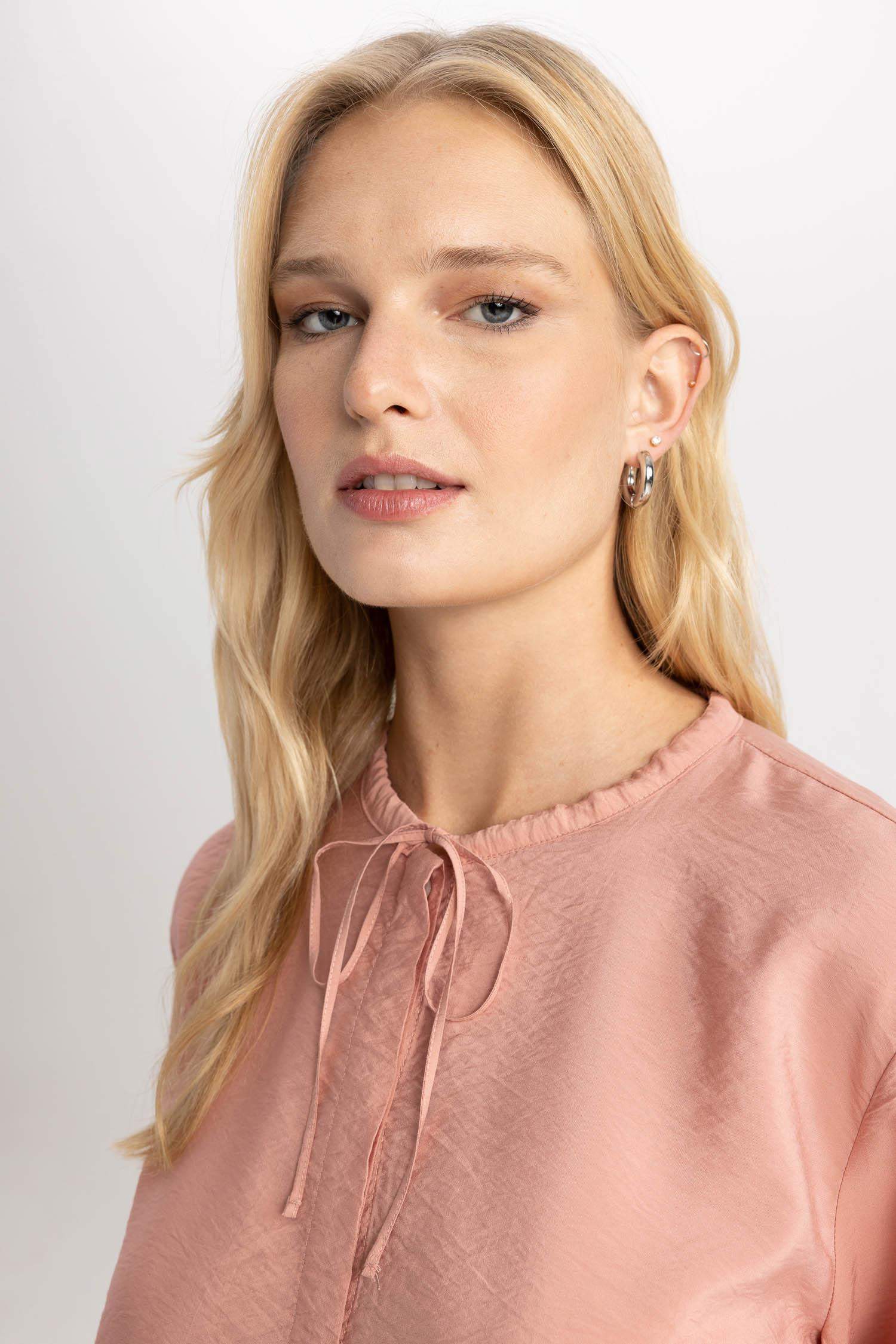 قميص واسع كم طويل برقبة مدورة