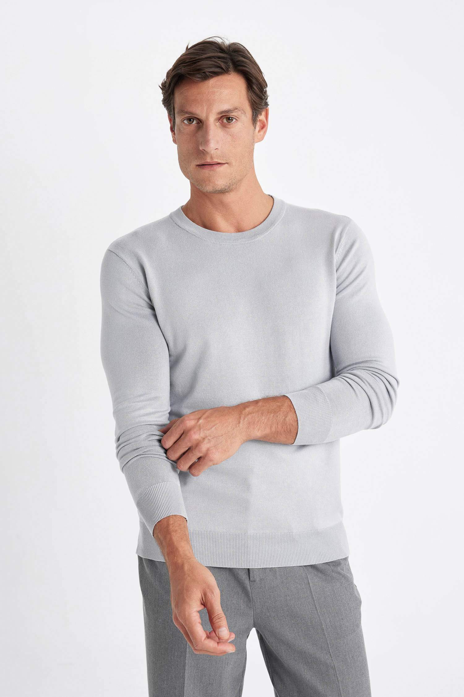 Свитер стандартного кроя с круглым вырезом