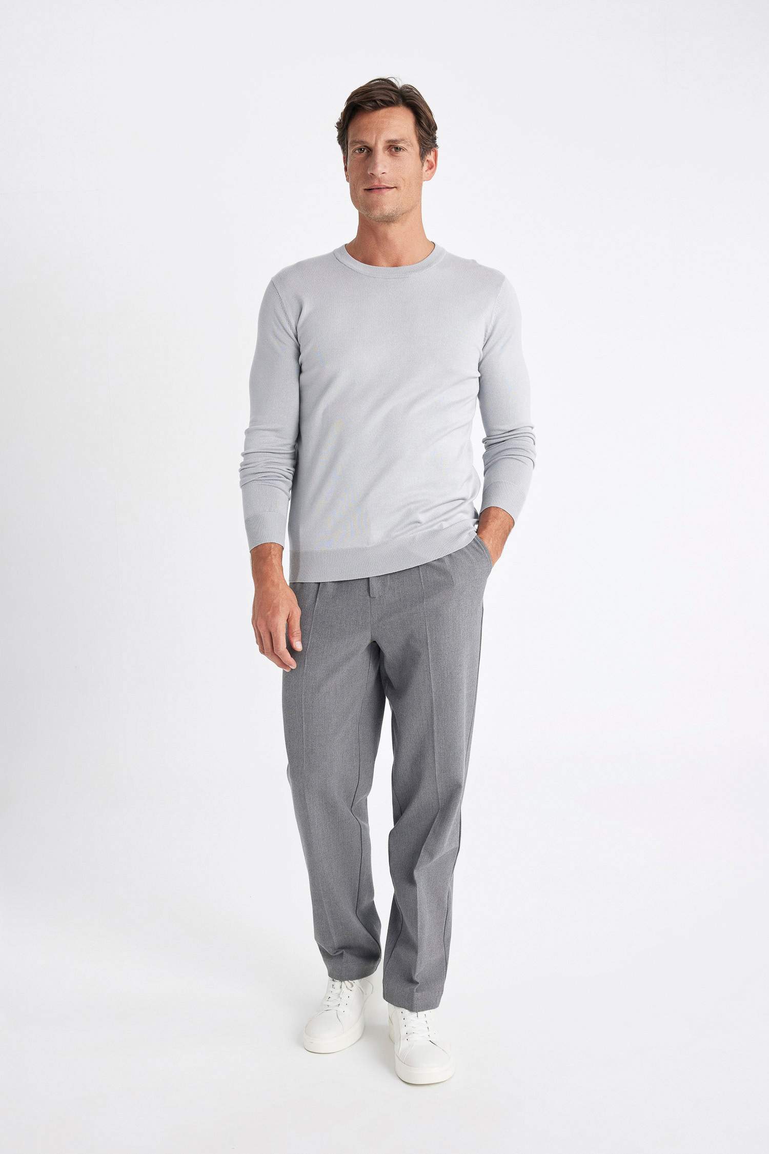 Свитер стандартного кроя с круглым вырезом