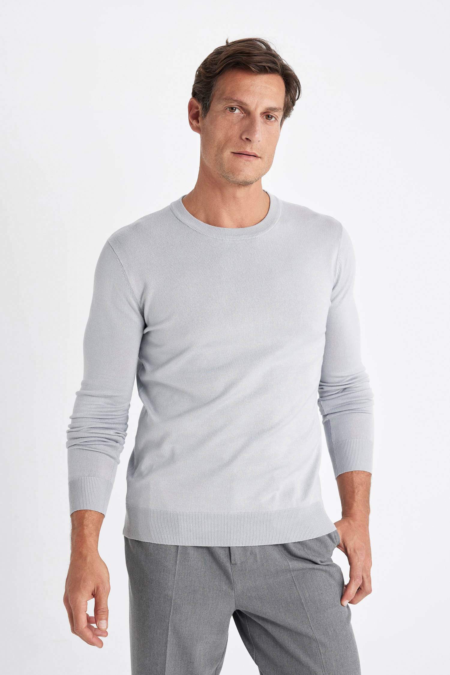 Свитер стандартного кроя с круглым вырезом