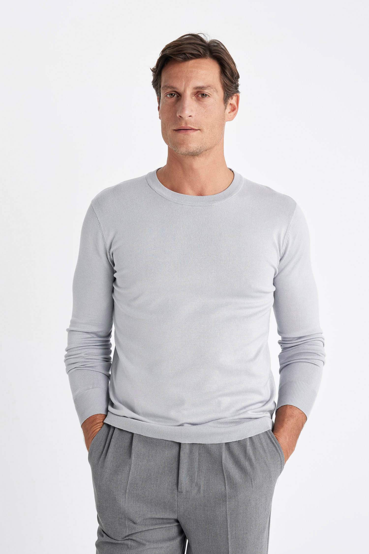 Свитер стандартного кроя с круглым вырезом