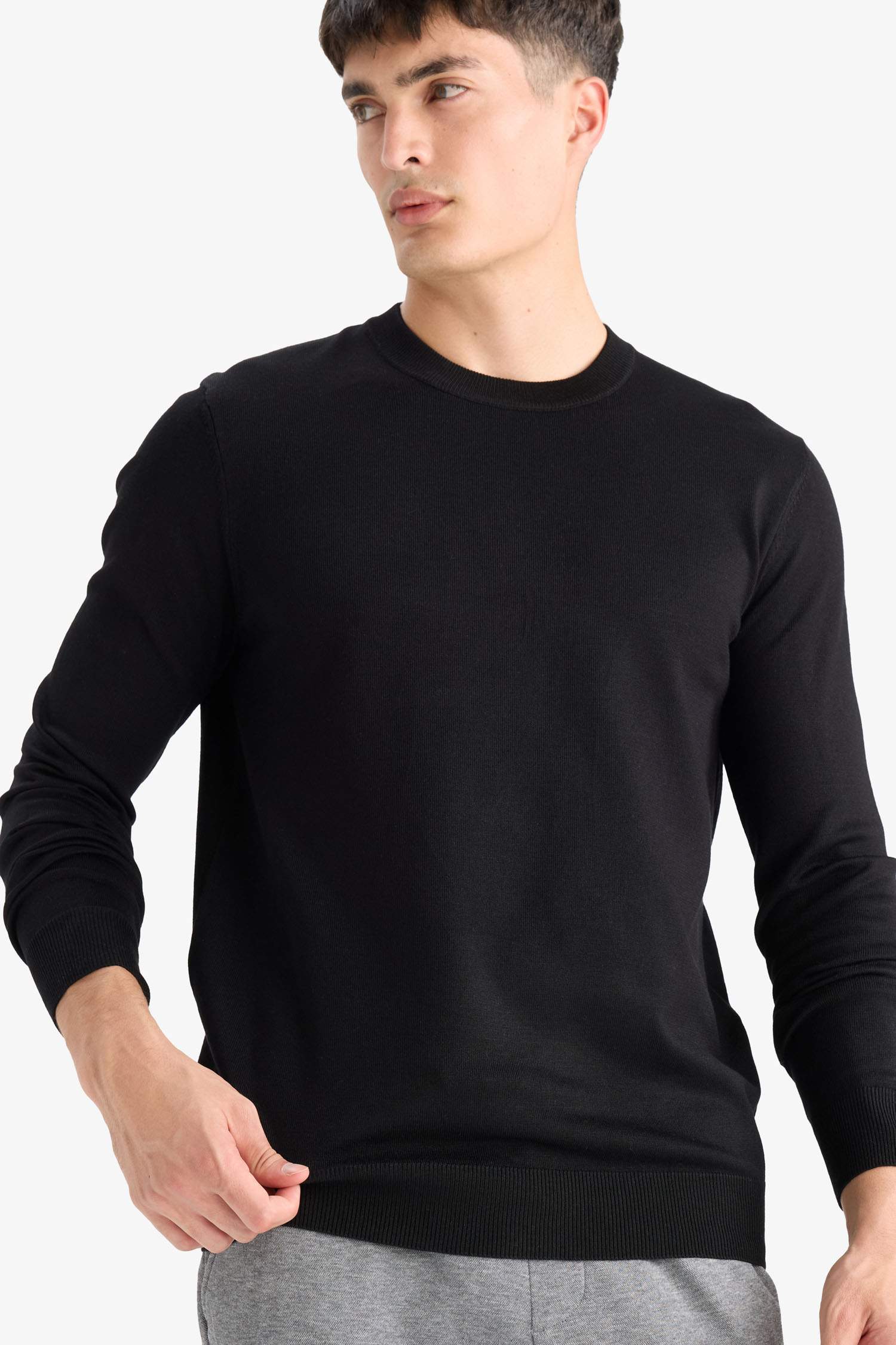 Свитер стандартного кроя с круглым вырезом