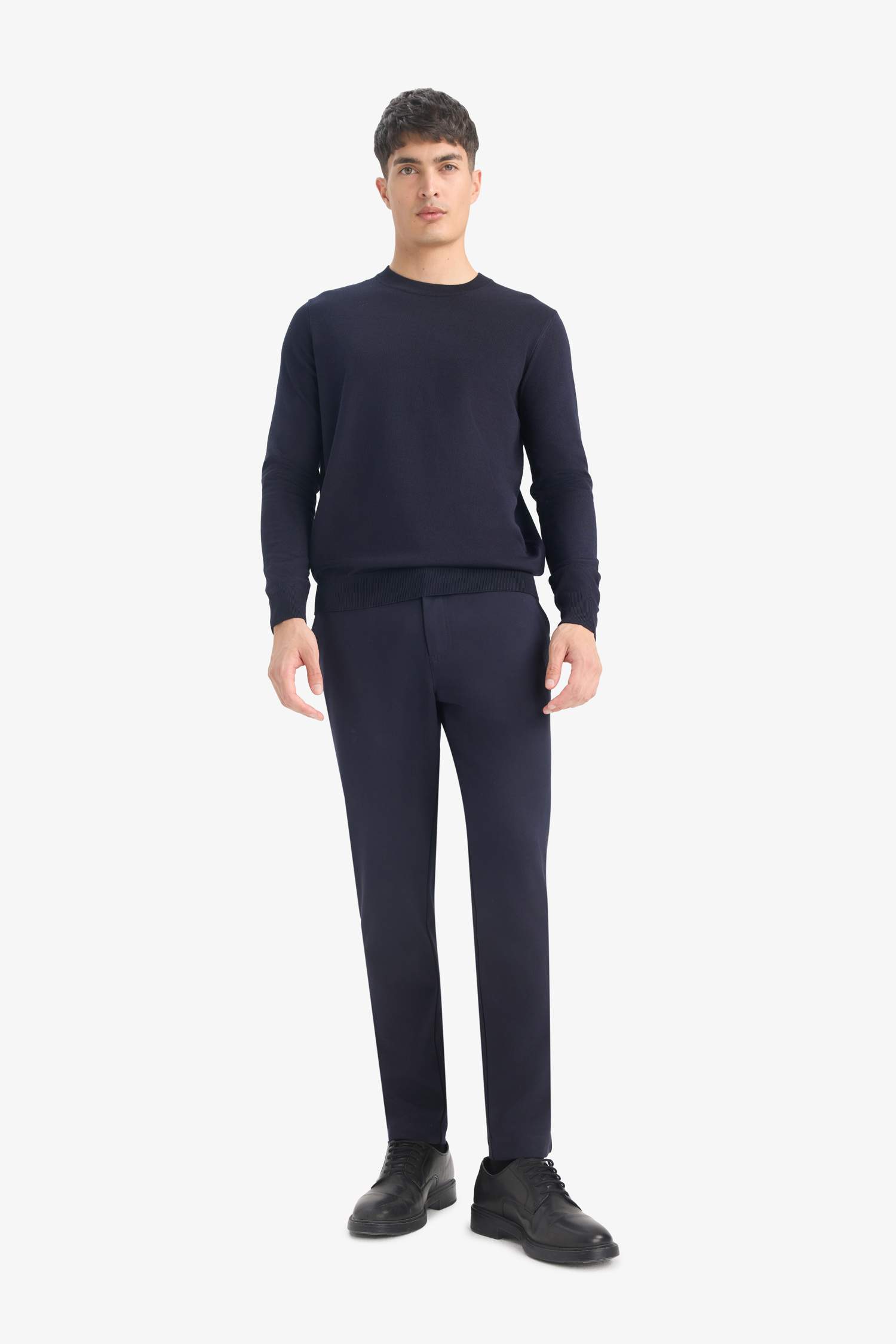 Регулярный крой с круглым вырезом трикотажный свитер