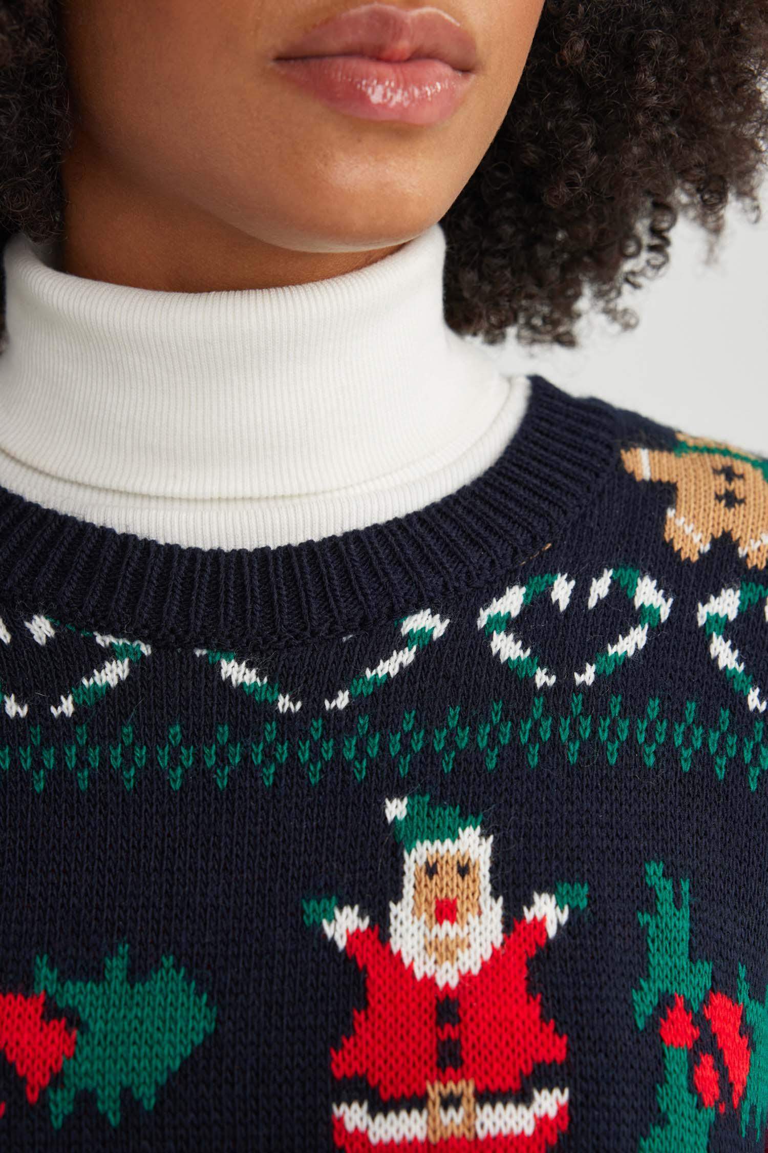 بلوفر تريكو قصة عادية بطبعة كريسماس كحلي