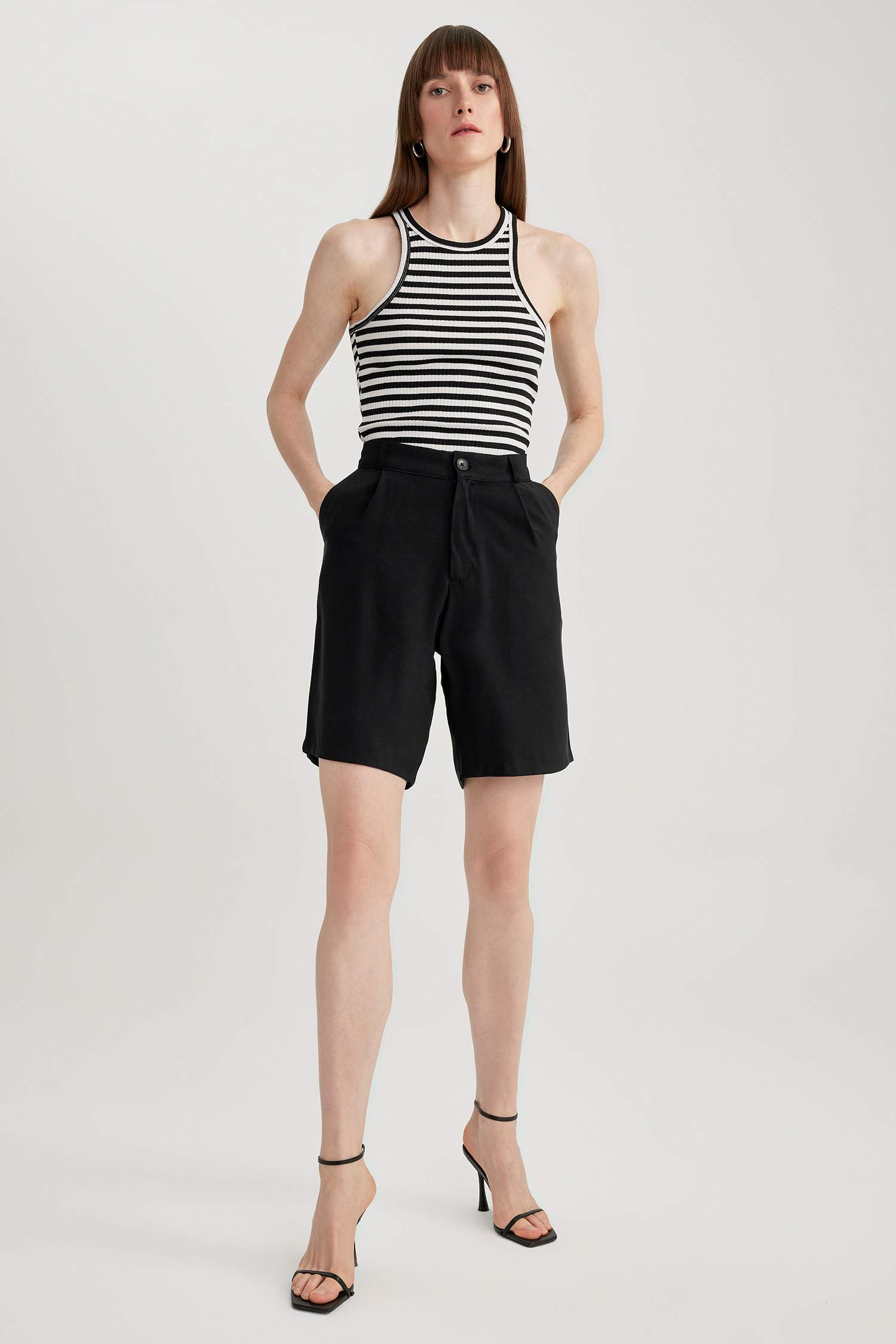 شورت بجيب وخصر عالي