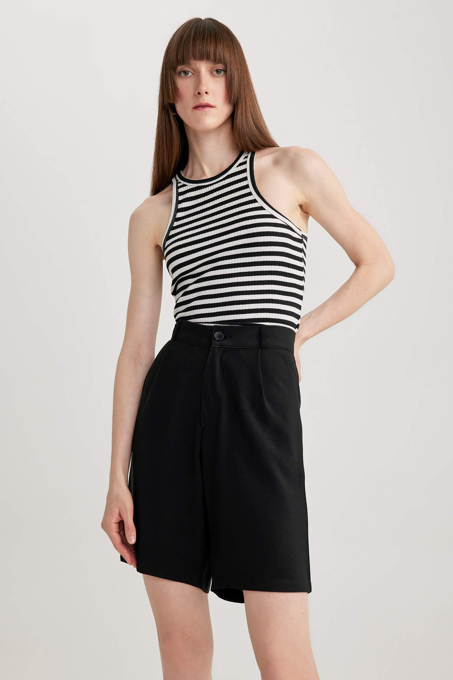 شورت بجيب وخصر عالي