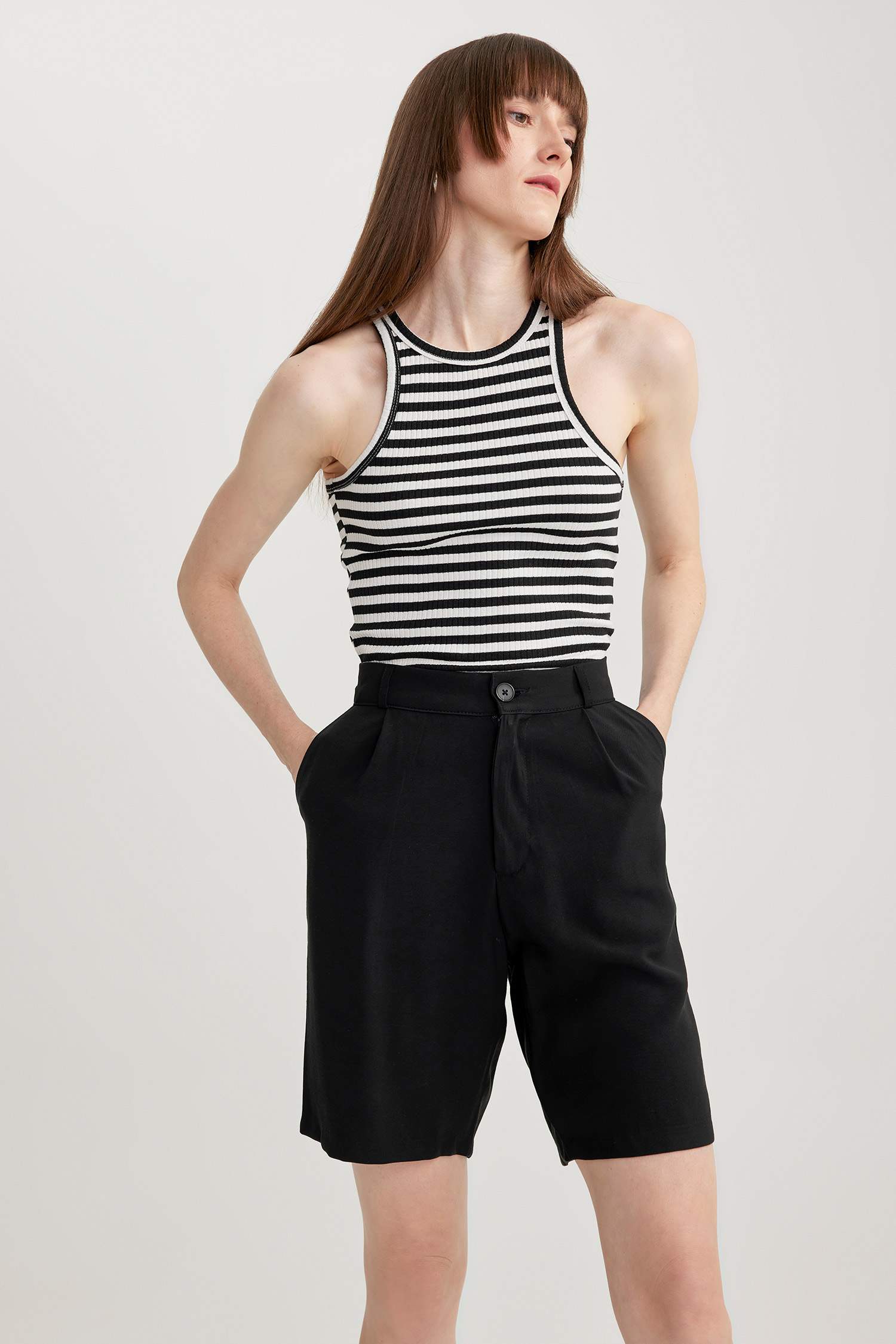 شورت بجيب وخصر عالي