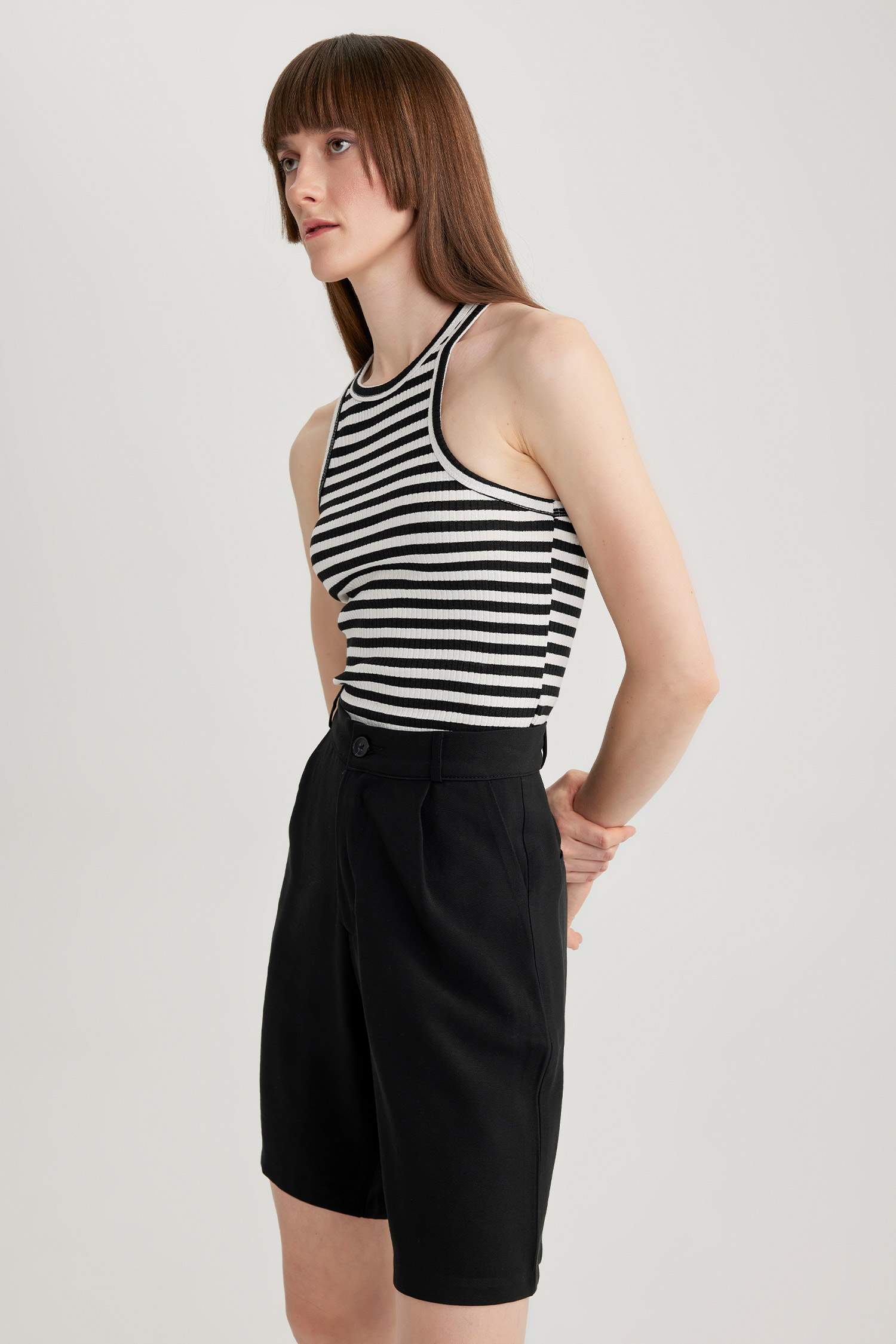 شورت بجيب وخصر عالي