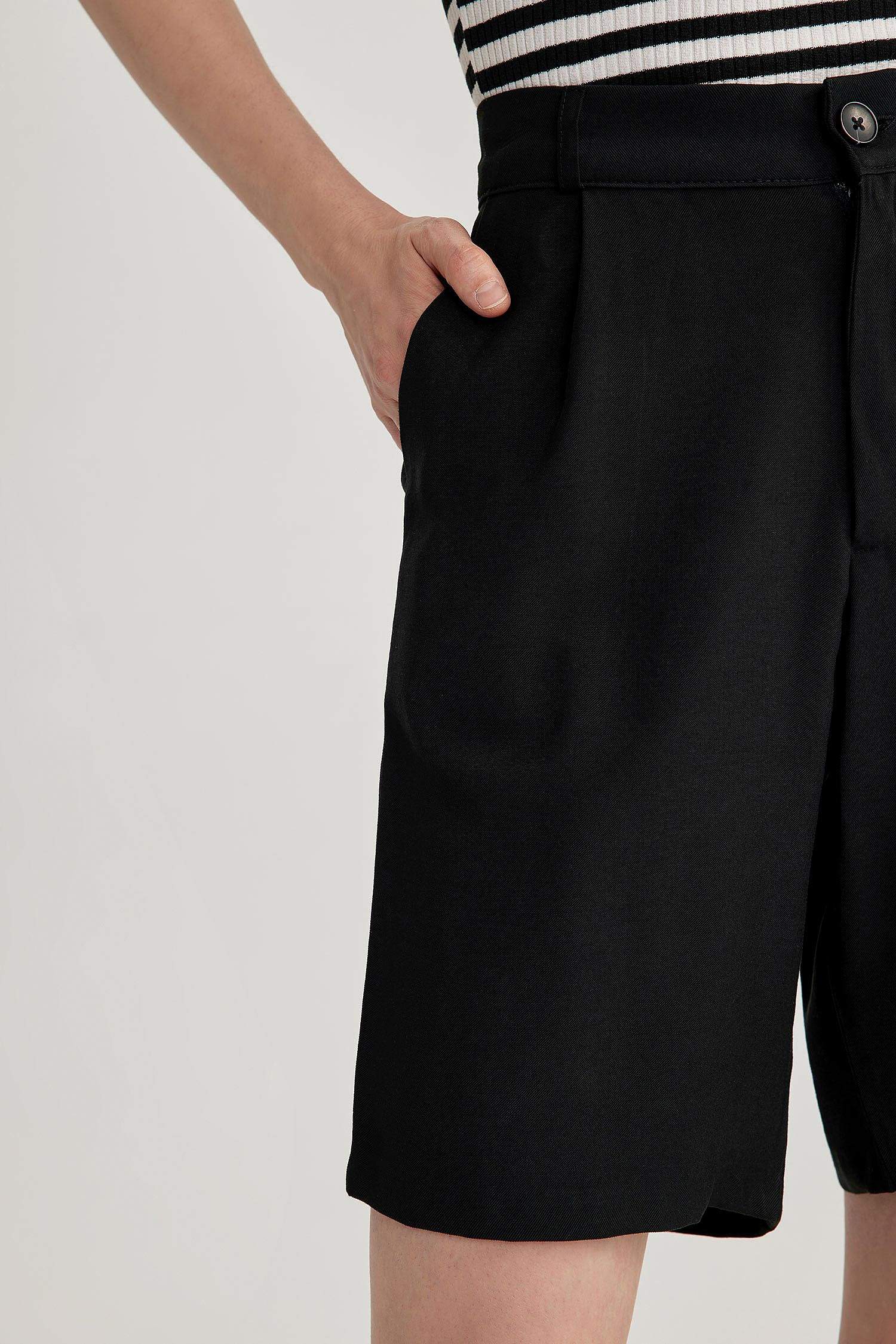 شورت بجيب وخصر عالي