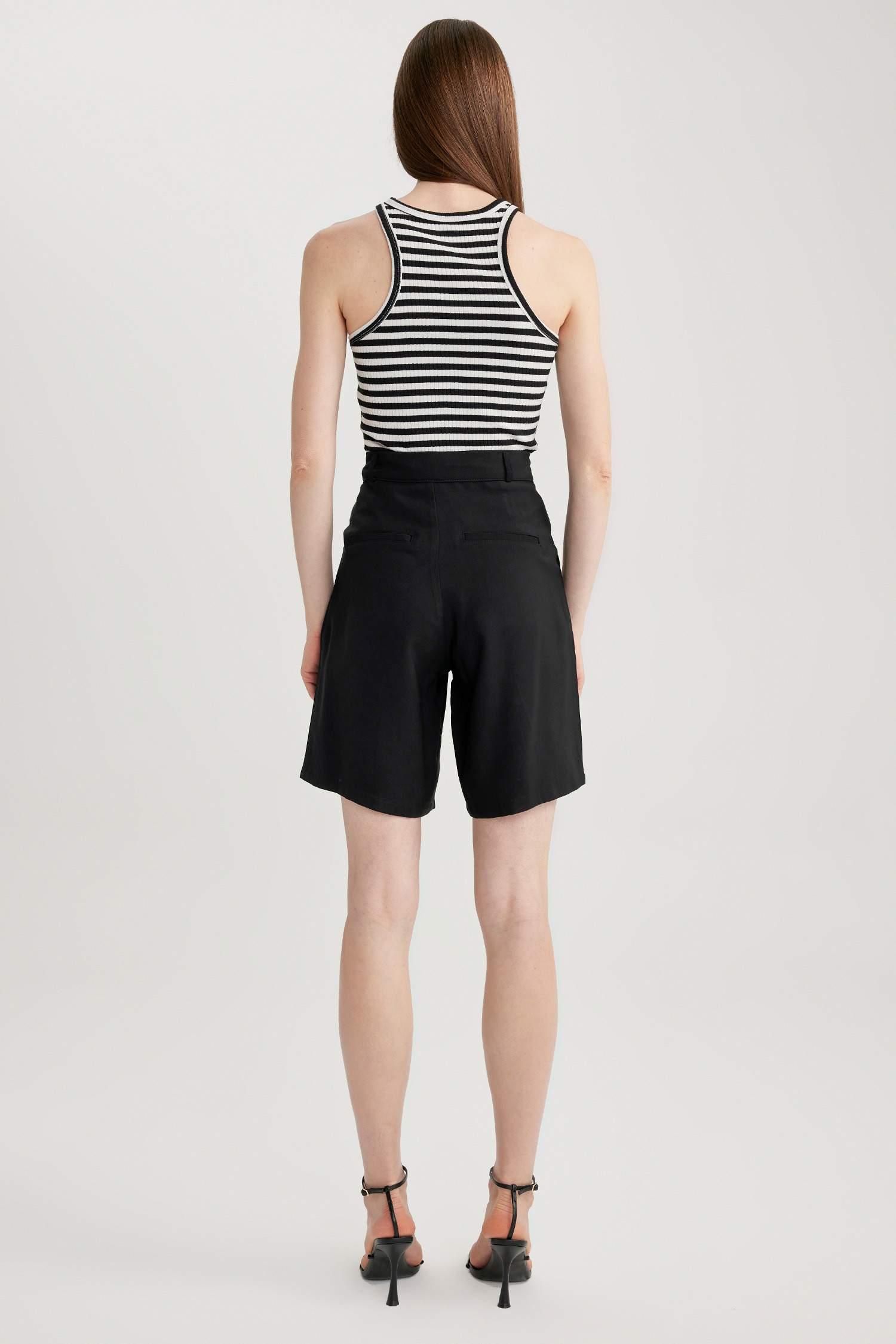 شورت بجيب وخصر عالي