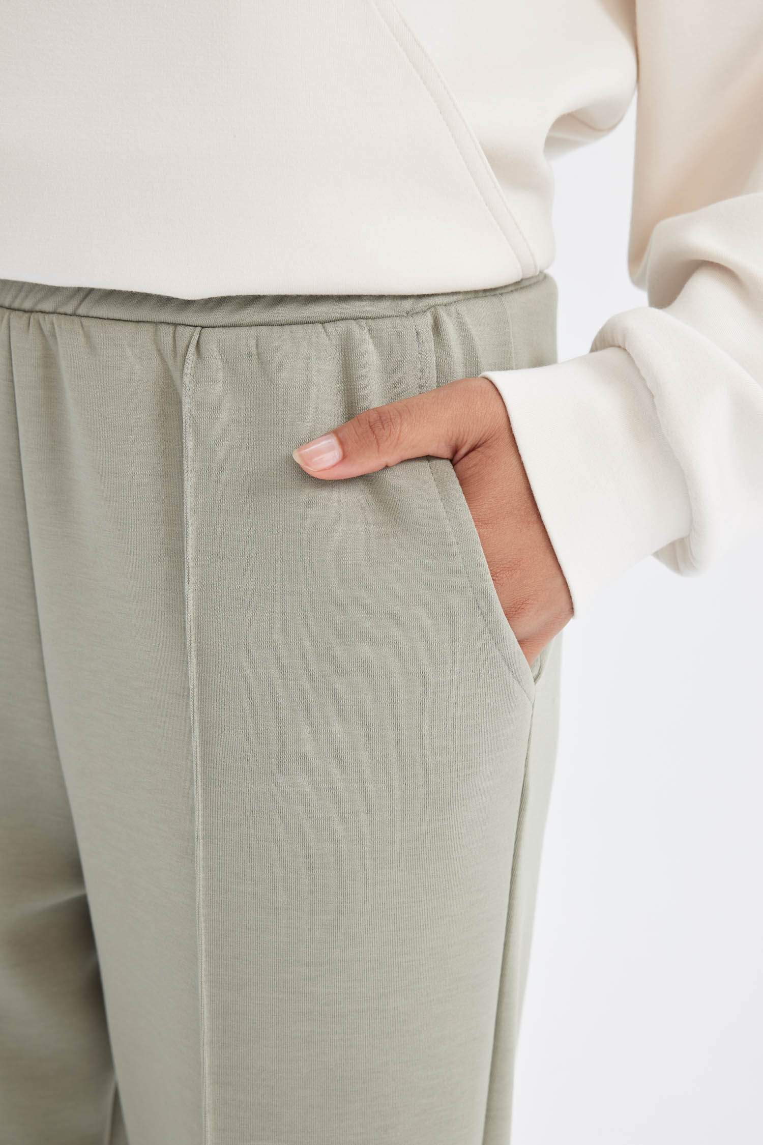 بنطلون بجامة رياضي قماش سكوبا قصة عادية برجل واسع من DeFactoFit