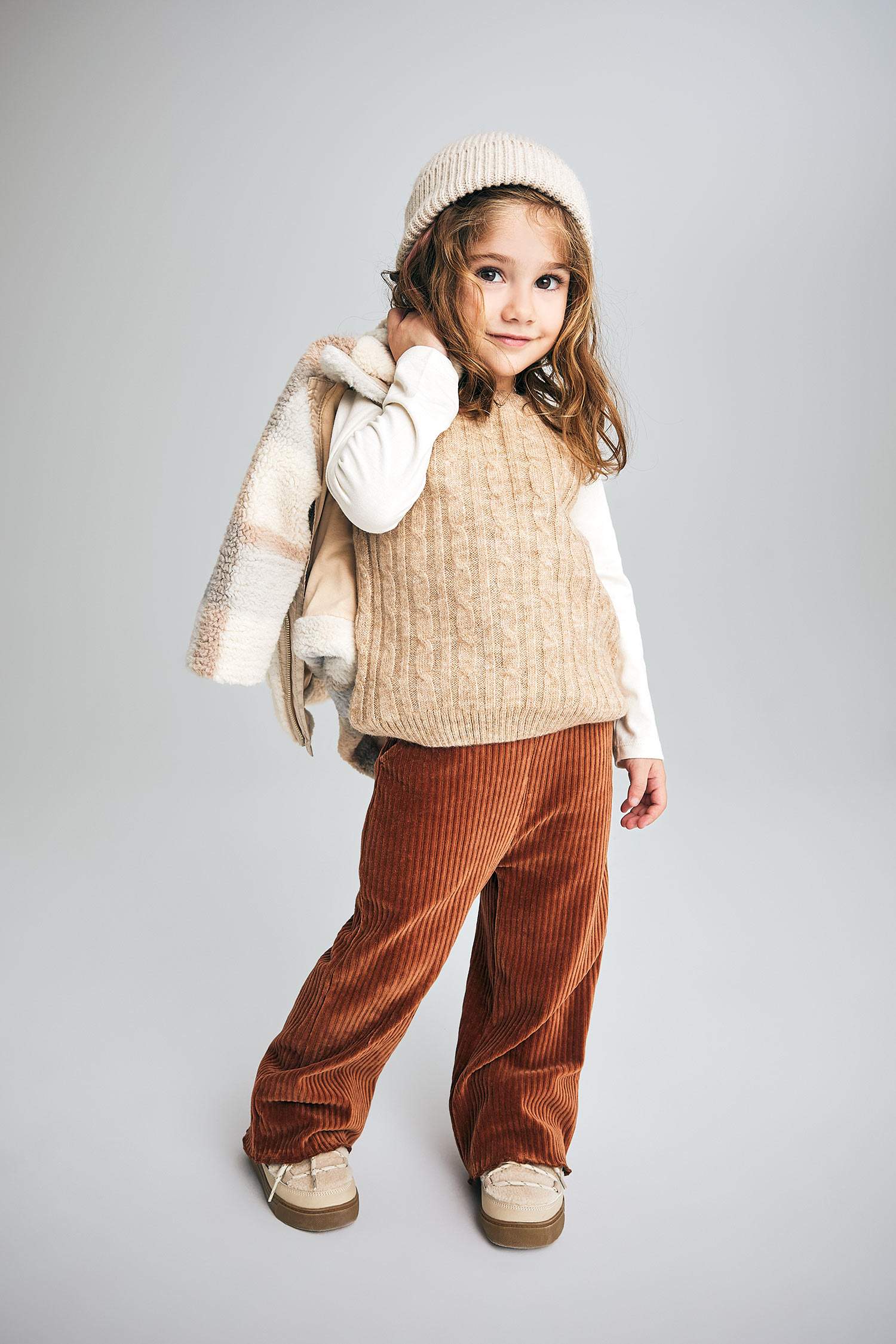 كارديجان بناتي قصة عادية بياقة مستديرة