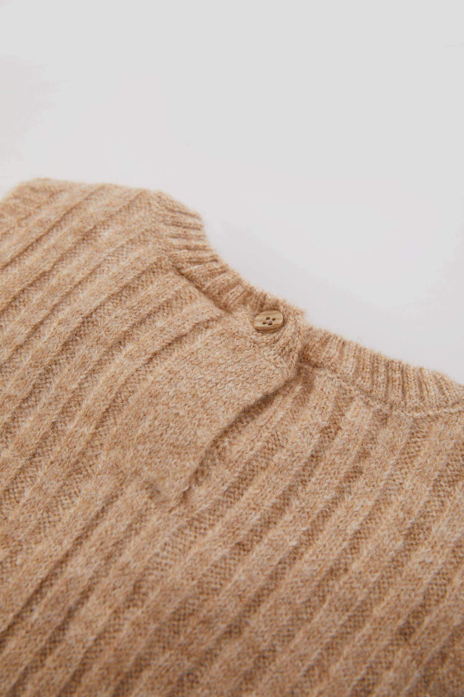 كارديجان بناتي قصة عادية بياقة مستديرة