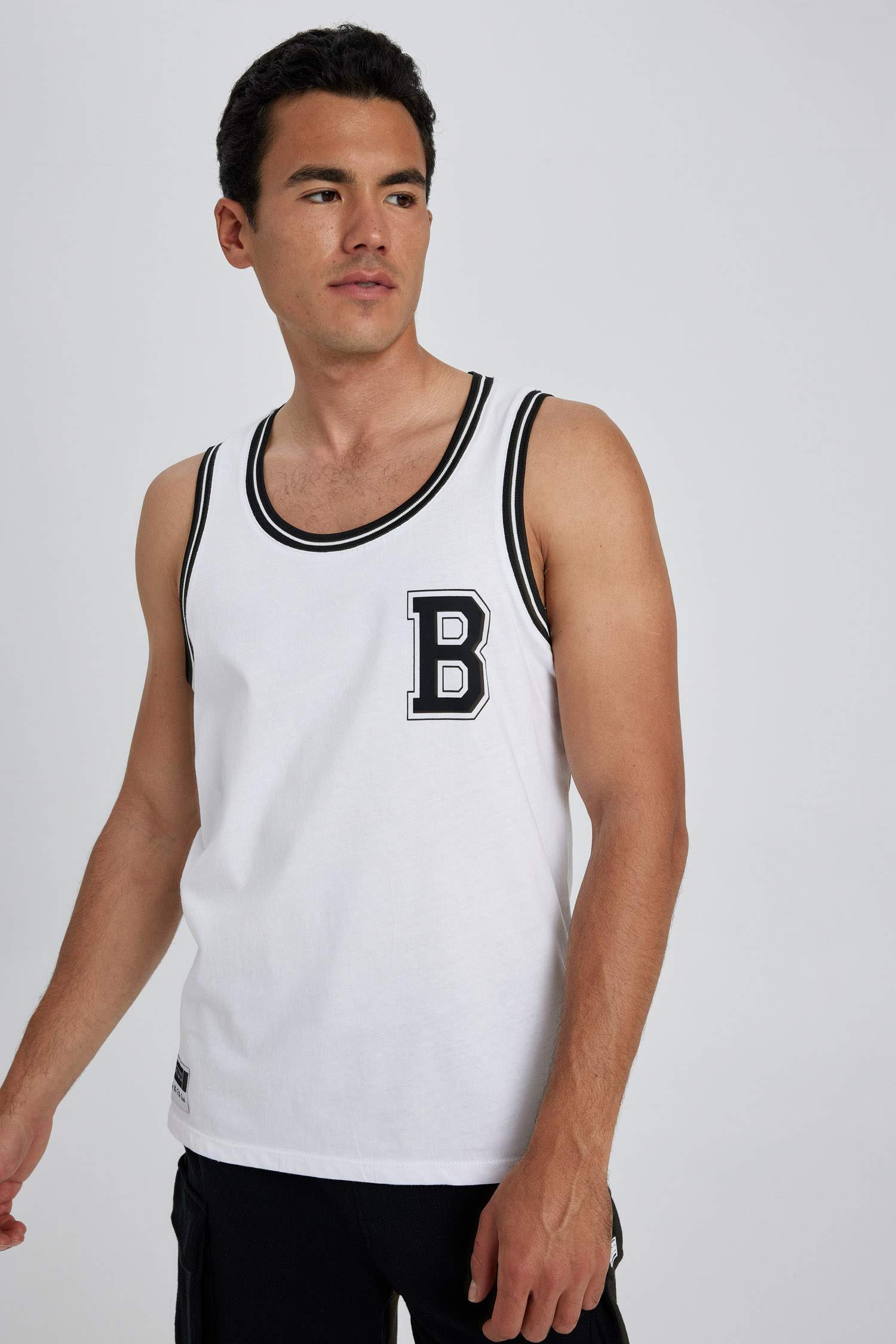 ديباردور قصة عادية برقبة مستديرة بدون كم