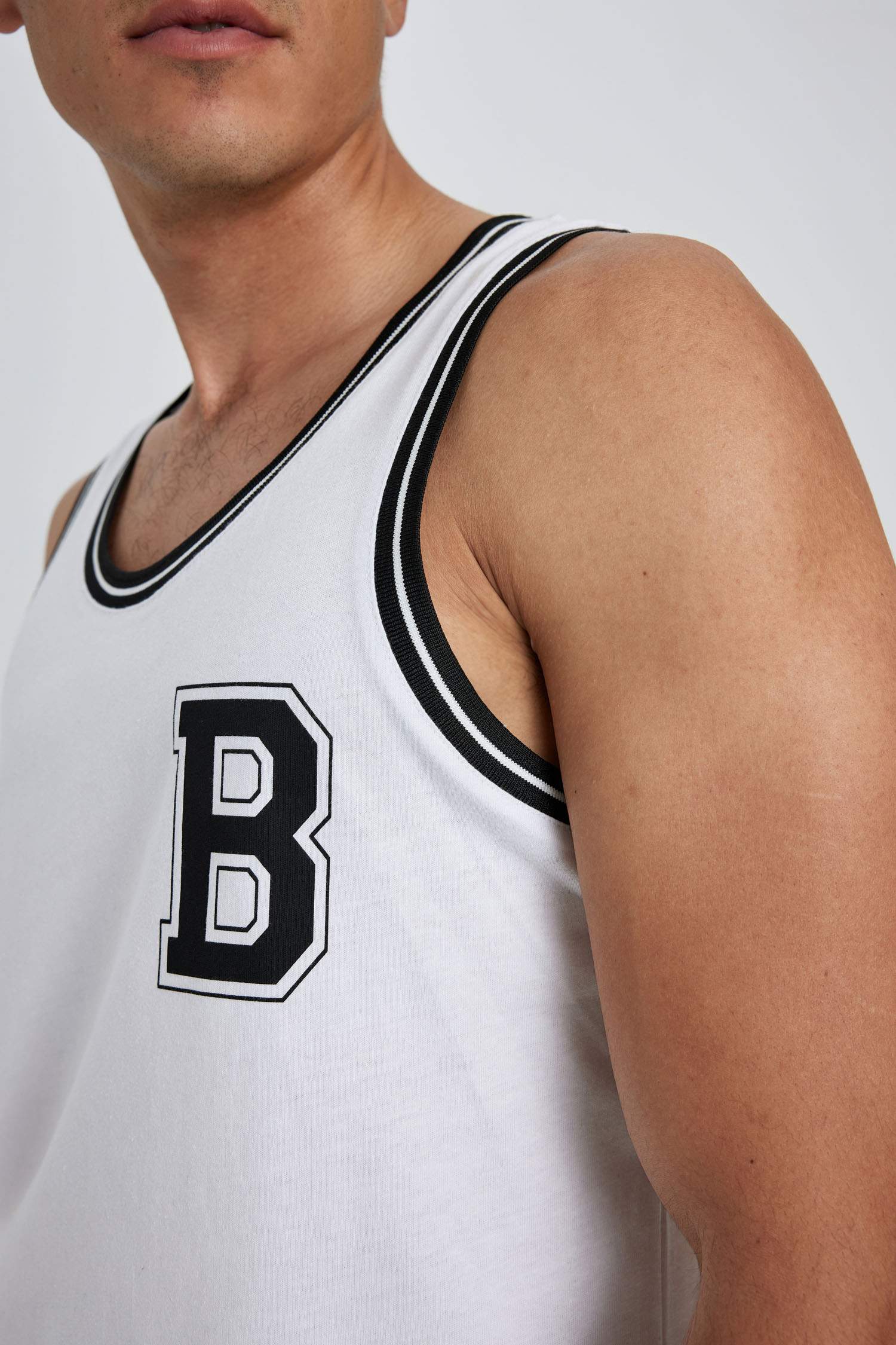 ديباردور قصة عادية برقبة مستديرة بدون كم